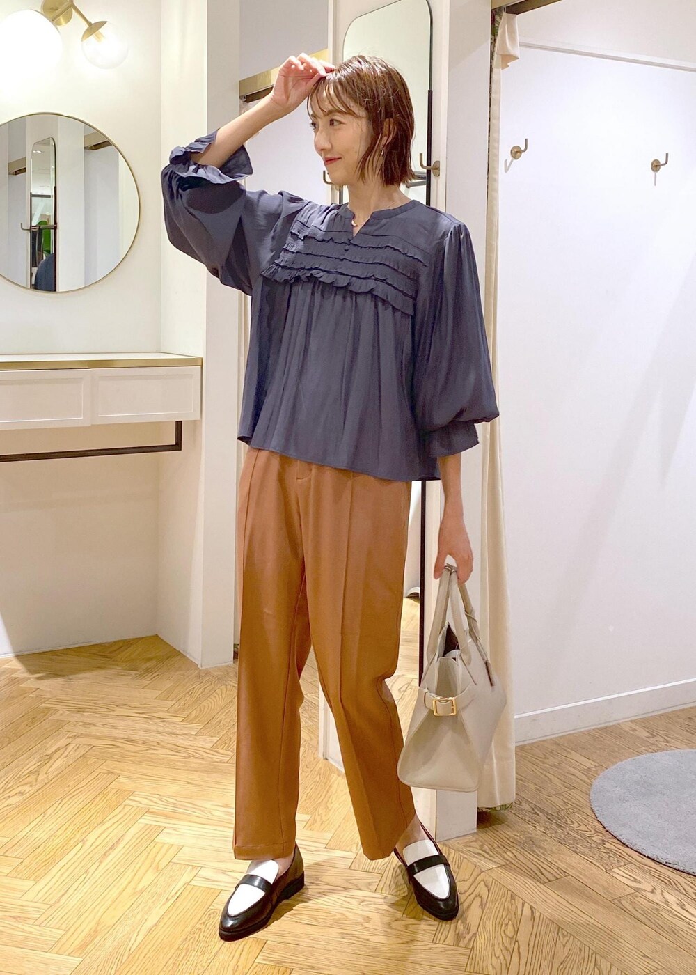 ブラック系のローファー、グレー系のシャツ/ブラウス、イエロー系のスラックスを着用したレディースの秋コーディネートの2枚目の写真