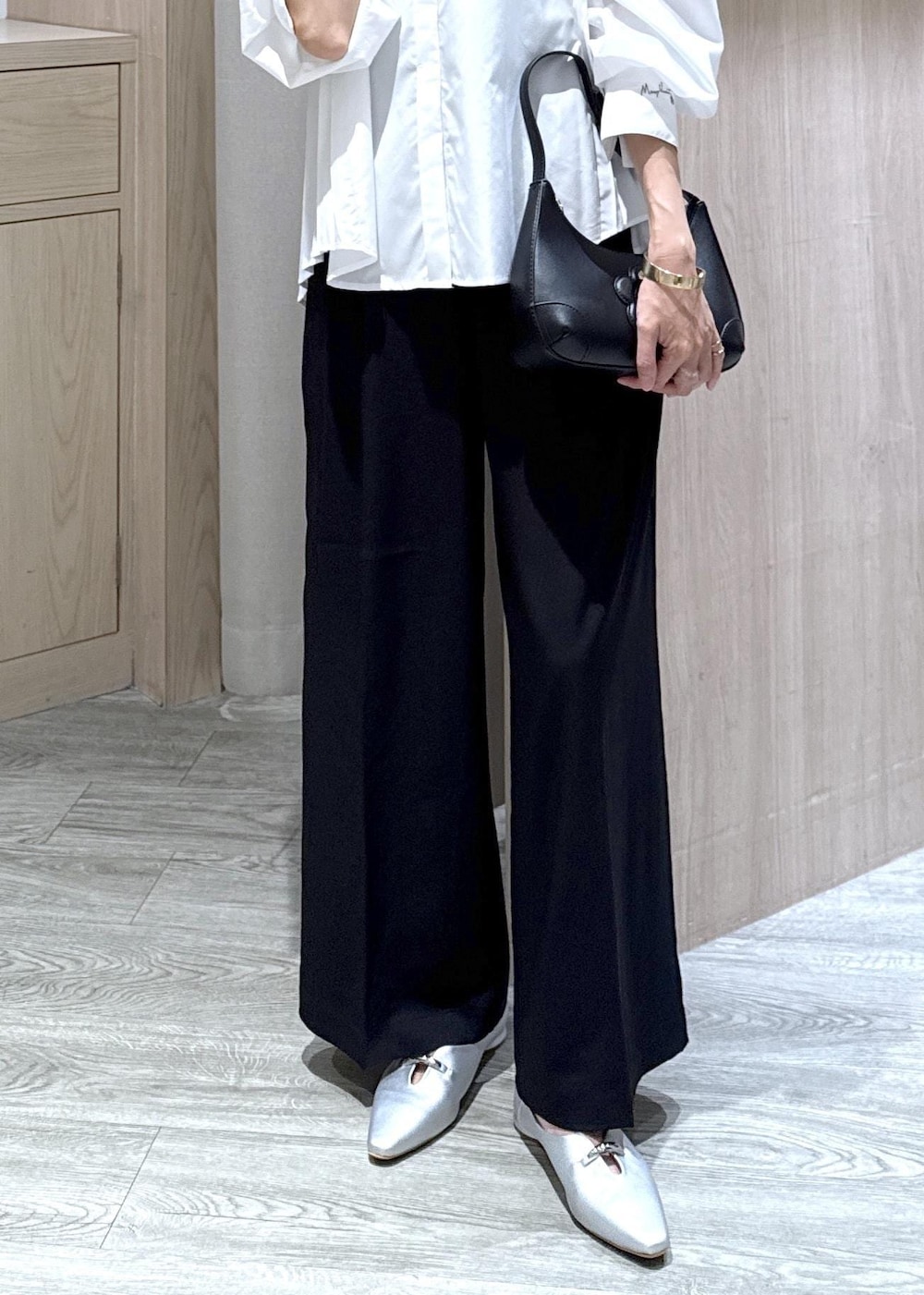 ブラック系のその他パンツ、シルバー系のパンプス、ホワイト系のシャツ/ブラウスを着用したレディースの秋コーディネートの5枚目の写真