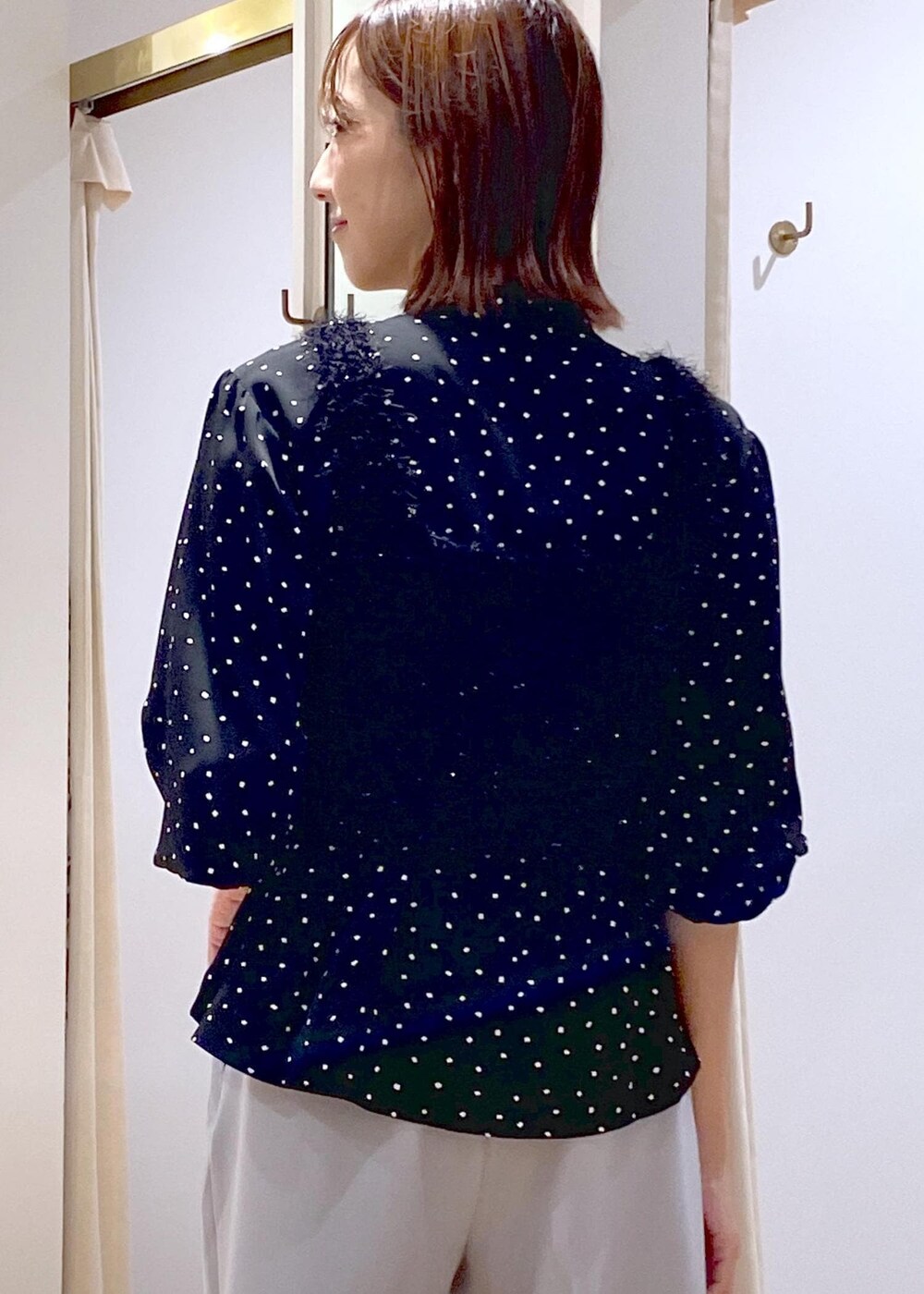 ブラック系のショルダーバッグ、ブラック系のバレエシューズ、ブラック系のキャミソールを着用したレディースの秋コーディネートの8枚目の写真