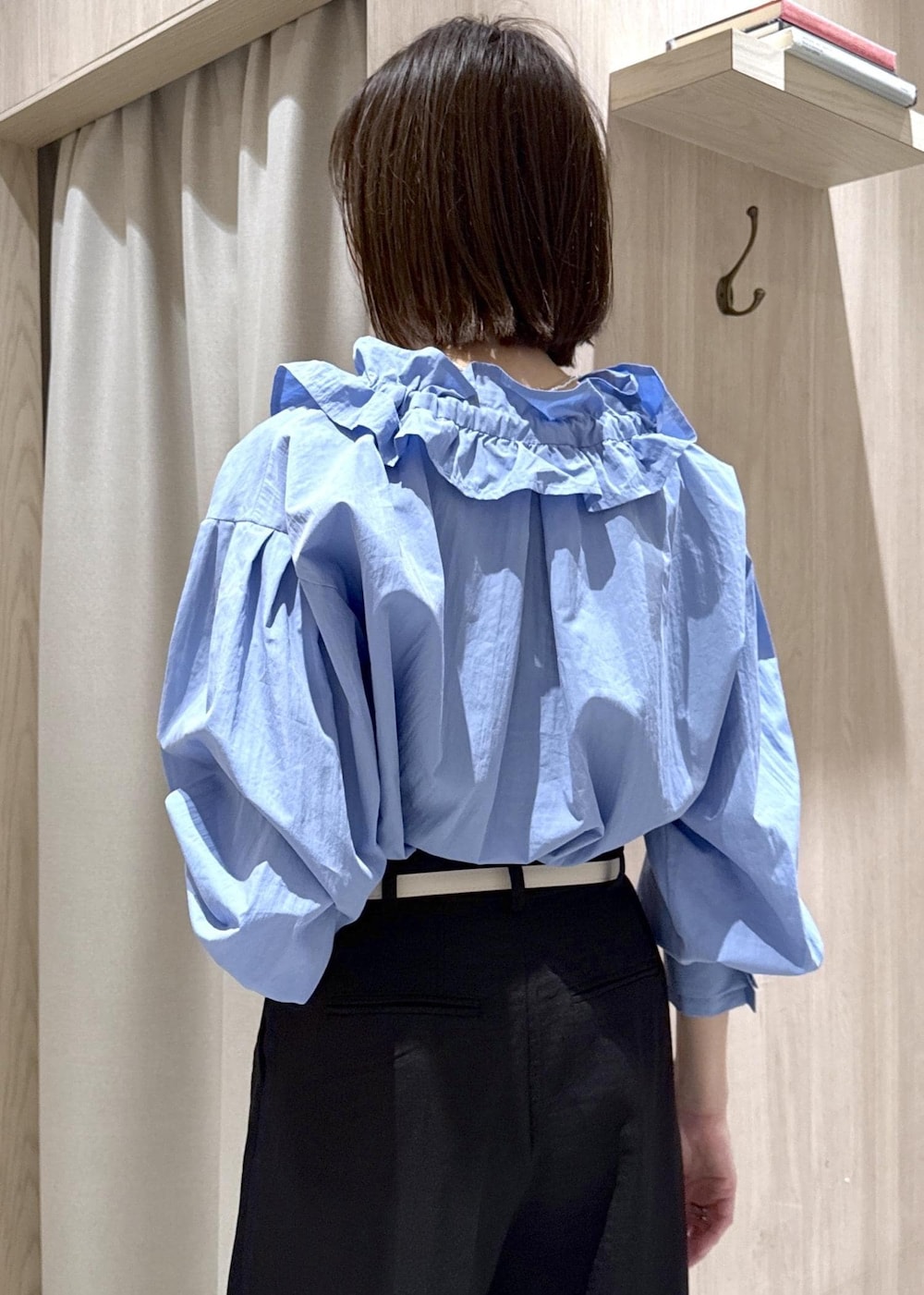 ホワイト系のショルダーバッグ、ブルー系のシャツ/ブラウス、ホワイト系のパンプスを着用したレディースの春コーディネートの8枚目の写真