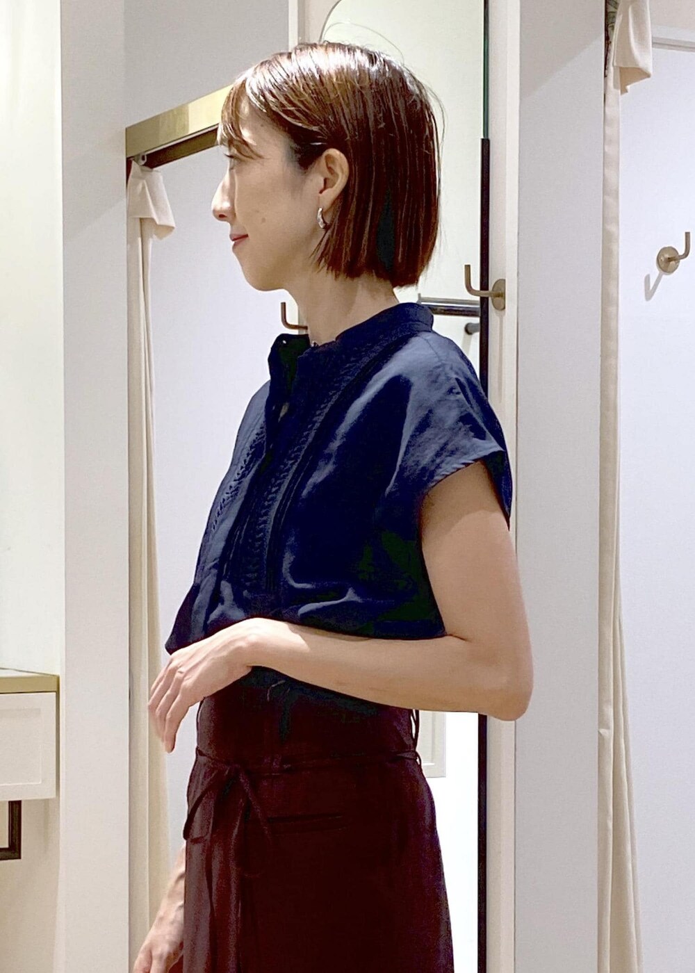 ブラック系のキャミソール、ブルー系のシャツ/ブラウス、ブラウン系のスカートを着用したレディースの夏コーディネートの5枚目の写真