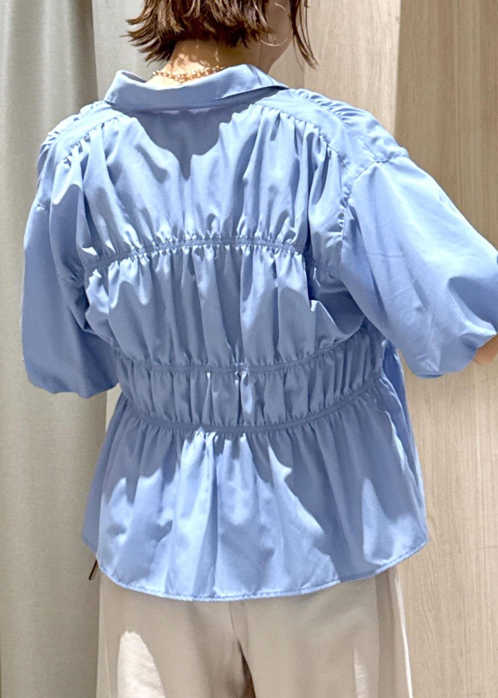 ブラック系のショルダーバッグ、ブラック系のキャミソール、ブラック系のパンプスを着用したレディースの夏コーディネートの9枚目の写真