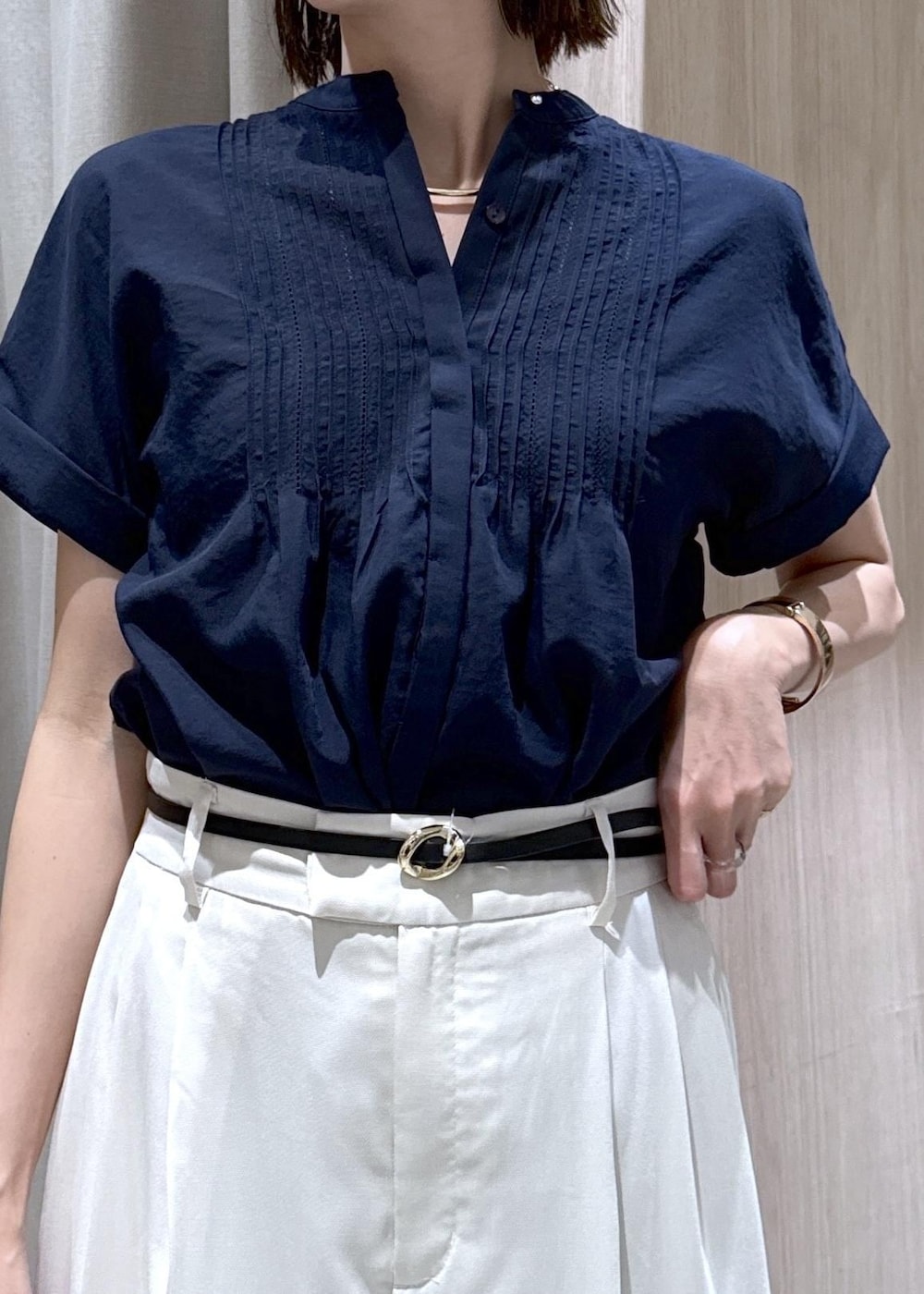 ブラウン系のトートバッグ、ホワイト系のパンプス、ブルー系のシャツ/ブラウスを着用したレディースの夏コーディネートの7枚目の写真