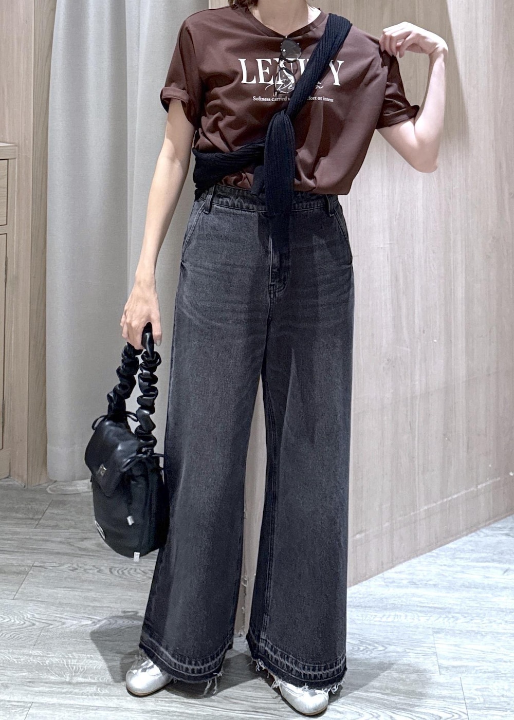 ブラック系のデニムパンツ、ブラック系のショルダーバッグ、ブラック系のカーディガン/ボレロを着用したレディースの夏コーディネートの4枚目の写真