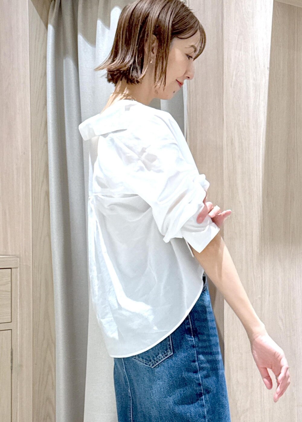 ブルー系のデニムスカート、ベージュ系のキャミソール、ブラック系のサンダルを着用したレディースの夏コーディネートの8枚目の写真