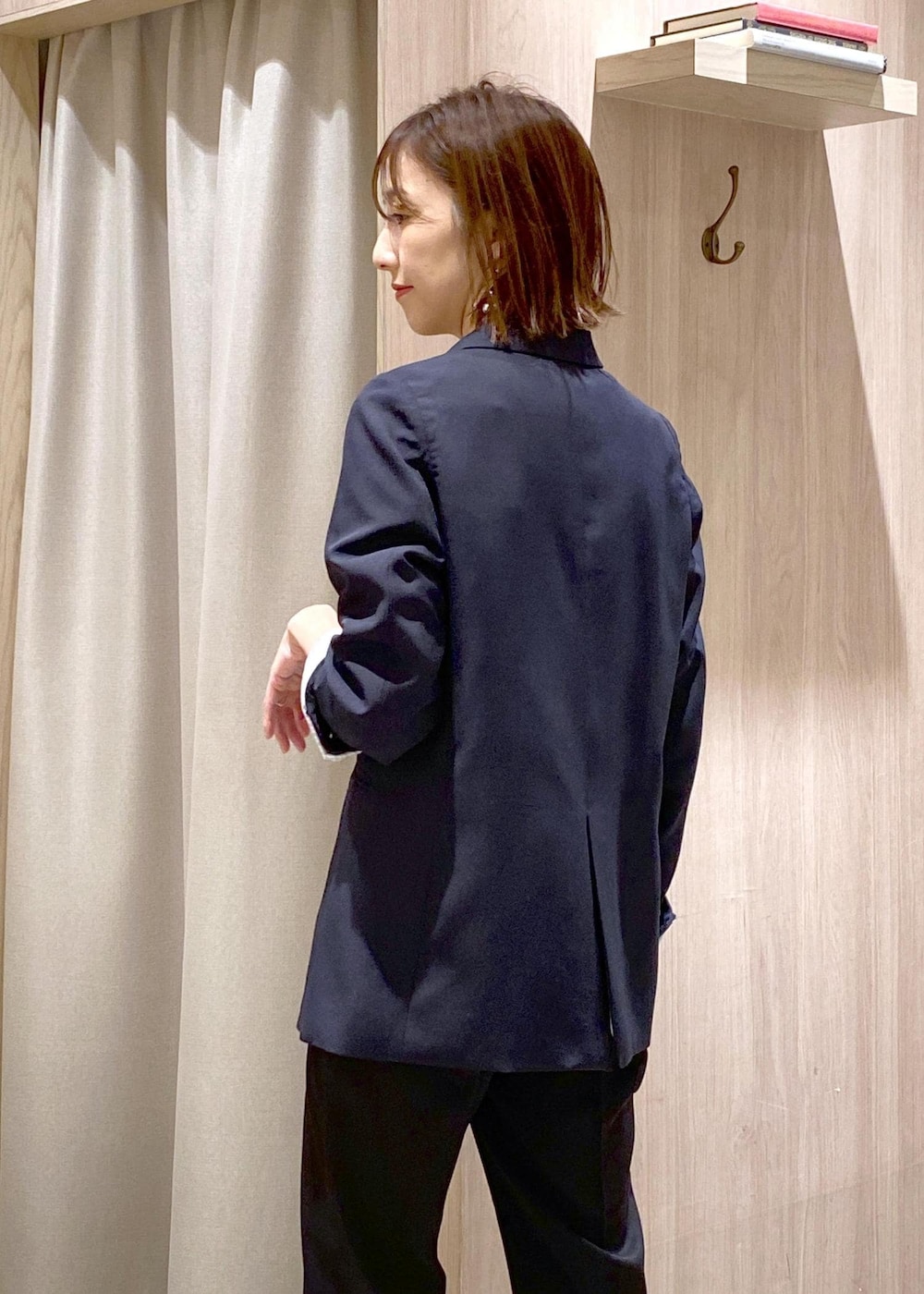 ブラック系のパンプス、ブラック系のTシャツ/カットソー、ブラック系のその他パンツを着用したレディースの冬コーディネートの8枚目の写真