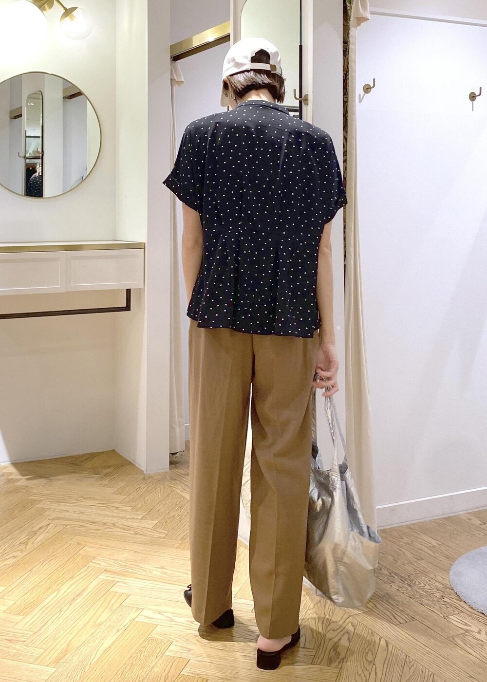 ブラック系のサンダル、ブラック系のシャツ/ブラウス、シルバー系のトートバッグを着用したレディースの夏コーディネートの3枚目の写真