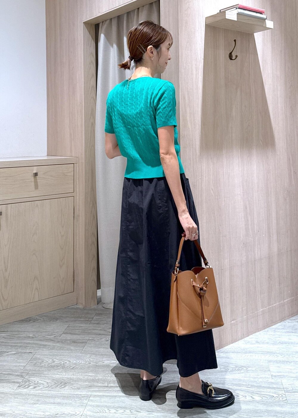 ブラック系のローファー、グリーン系のカーディガン/ボレロ、ブラウン系のショルダーバッグを着用したレディースの夏コーディネートの4枚目の写真