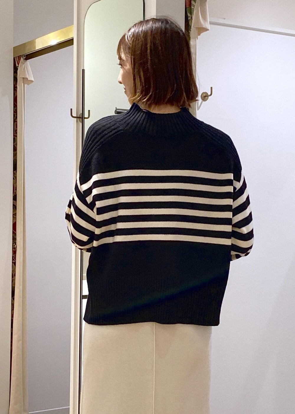 ブラック系のショルダーバッグ、ブラウン系のブーツ、ブラック系のニット/セーターを着用したレディースの秋コーディネートの10枚目の写真