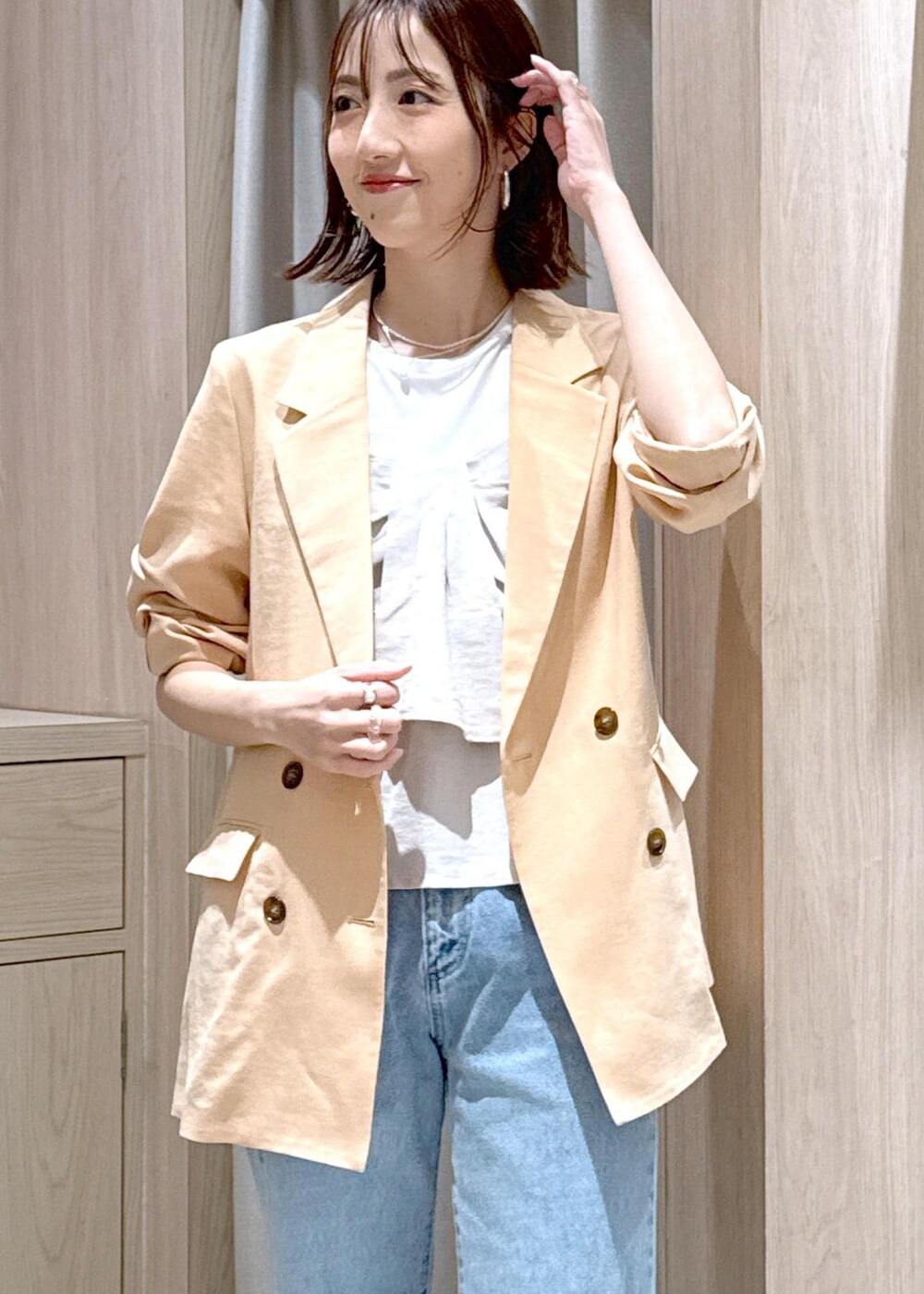 ブラウン系のパンプス、ホワイト系のTシャツ/カットソー、ブルー系のデニムパンツを着用したレディースの春コーディネートの10枚目の写真