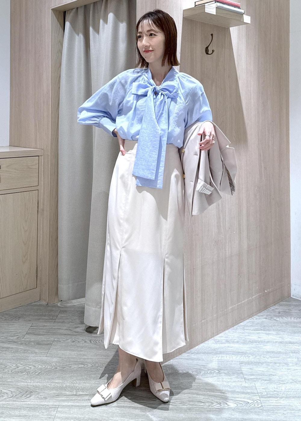 ベージュ系のパンプス、ベージュ系のテーラードジャケット、ブルー系のシャツ/ブラウスを着用したレディースの冬コーディネートの9枚目の写真