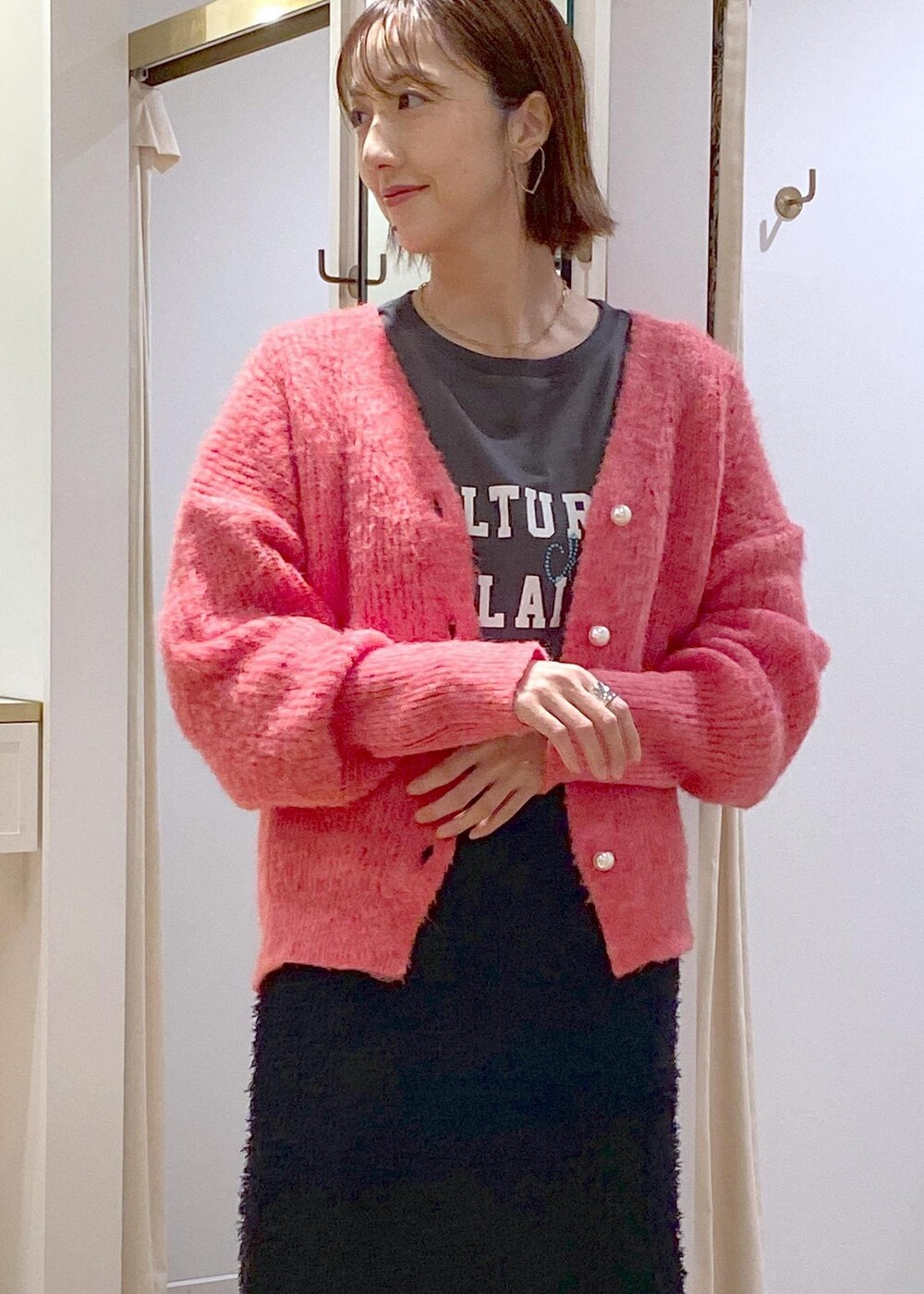 ブラック系のスカート、その他のショルダーバッグ、ブラック系のTシャツ/カットソーを着用したレディースの秋コーディネートの6枚目の写真