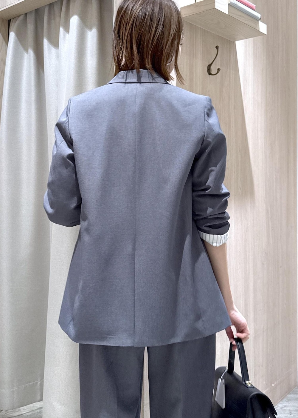 ブルー系のカーディガン/ボレロ、グレー系のその他パンツ、グレー系のテーラードジャケットを着用したレディースの冬コーディネートの7枚目の写真