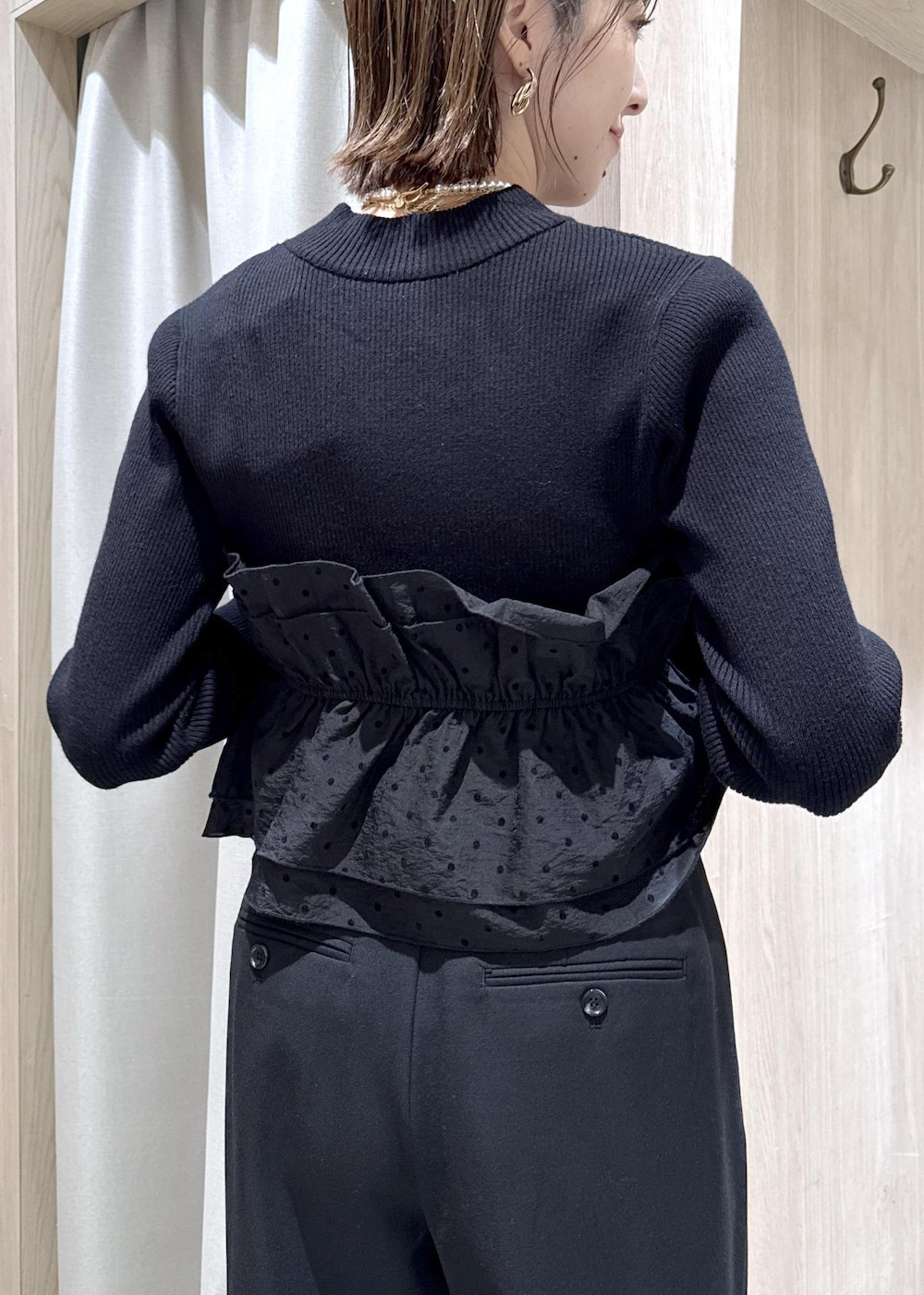 ブラック系のその他パンツ、ブラック系のニット/セーター、ブラック系のショルダーバッグを着用したレディースの冬コーディネートの9枚目の写真