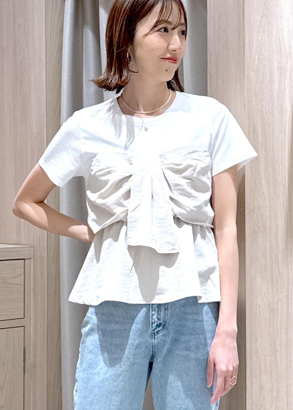 ブラウン系のパンプス、ホワイト系のTシャツ/カットソー、ブルー系のデニムパンツを着用したレディースの春コーディネートの9枚目の写真