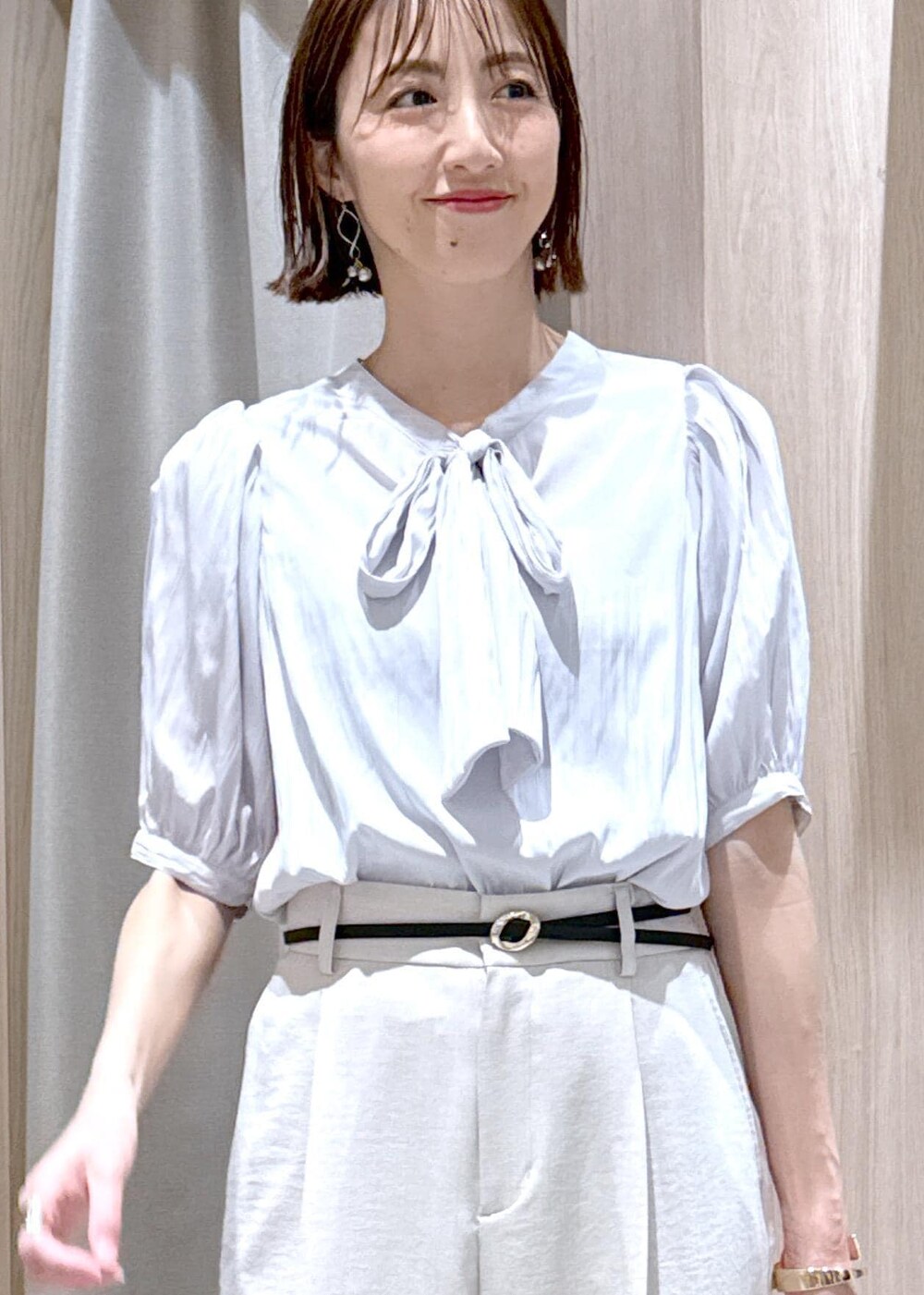 ブラック系のハンドバッグ、ブラック系のカーディガン/ボレロ、ブラック系のパンプスを着用したレディースの春コーディネートの8枚目の写真