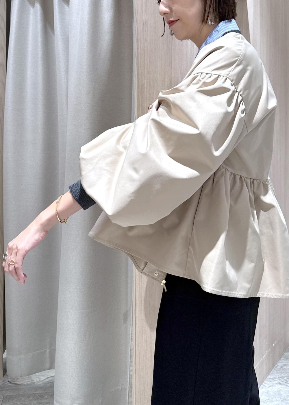 ブラック系のショルダーバッグ、イエロー系のパンプス、ベージュ系のブルゾンを着用したレディースの秋コーディネートの7枚目の写真