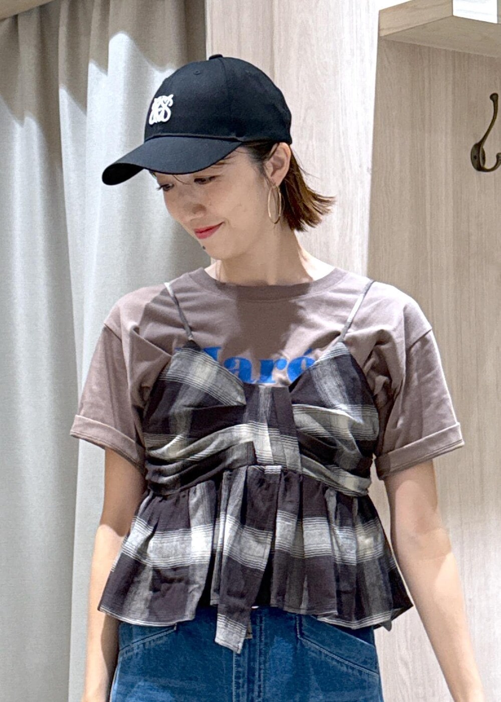 ブラック系のサンダル、ブルー系のデニムパンツ、ブラック系のキャミソールを着用したレディースの夏コーディネートの7枚目の写真