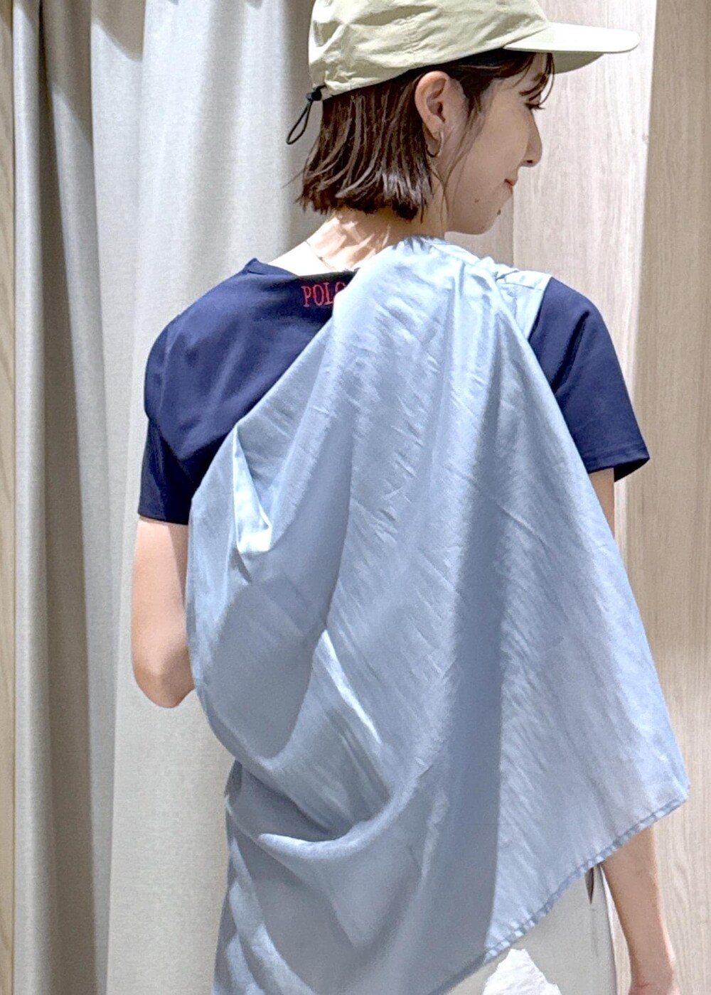 ブラック系のショルダーバッグ、グレー系のシャツ/ブラウス、ホワイト系のスラックスを着用したレディースの春コーディネートの8枚目の写真