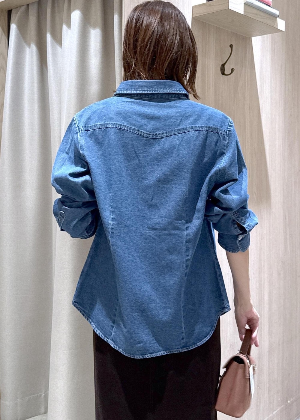 ブラック系のキャミソール、ブラウン系のスカート、ブルー系のシャツ/ブラウスを着用したレディースの夏コーディネートの9枚目の写真