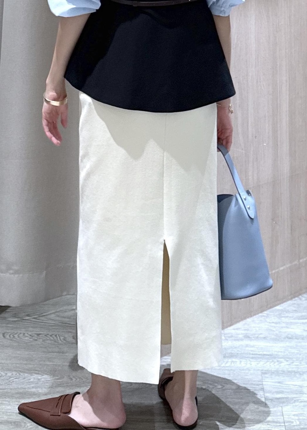 ブルー系のテーラードジャケット、ホワイト系のスカート、ブルー系のショルダーバッグを着用したレディースの春コーディネートの10枚目の写真