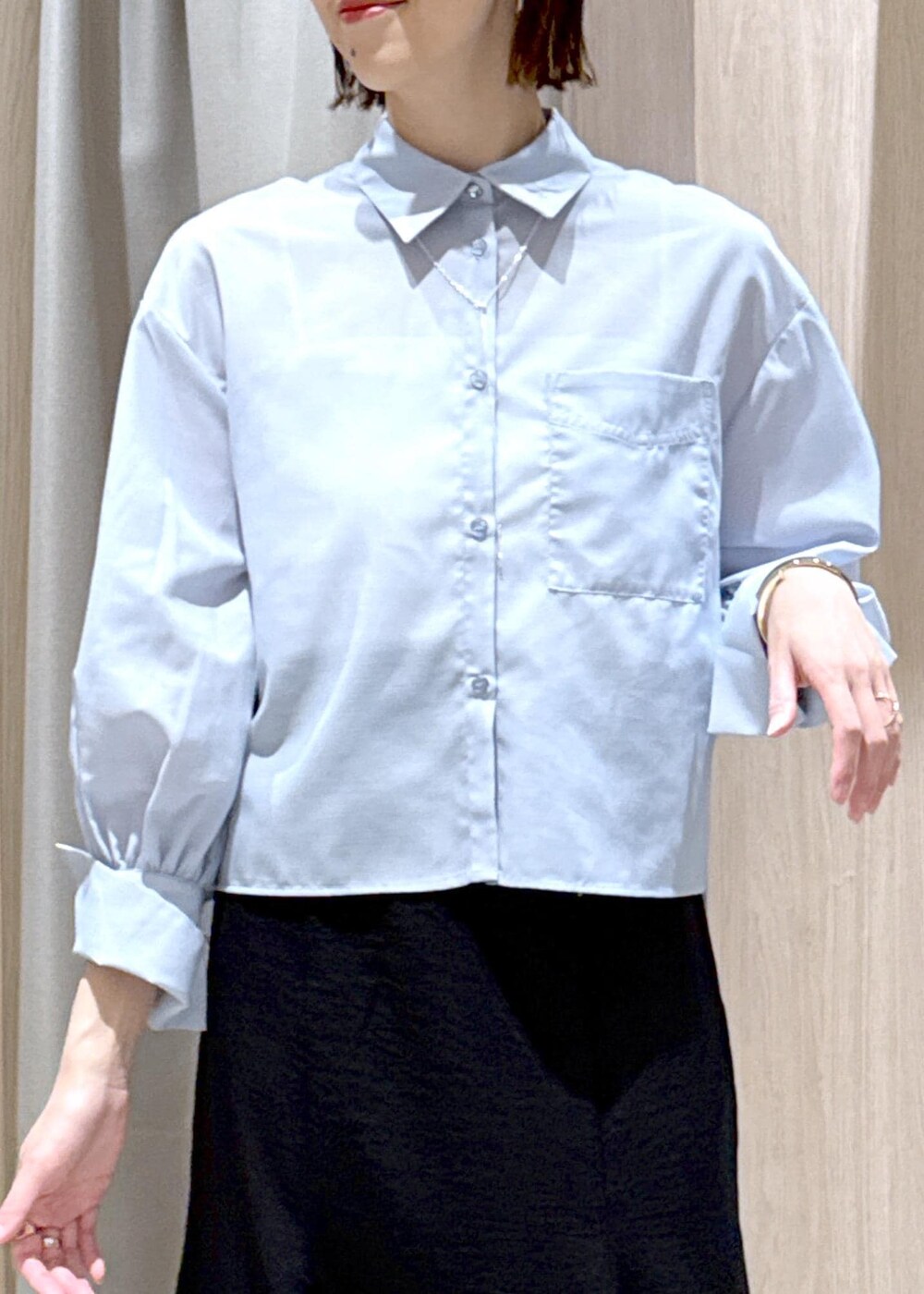 ホワイト系のショルダーバッグ、シルバー系のパンプス、ブラック系のスカートを着用したレディースの春コーディネートの7枚目の写真