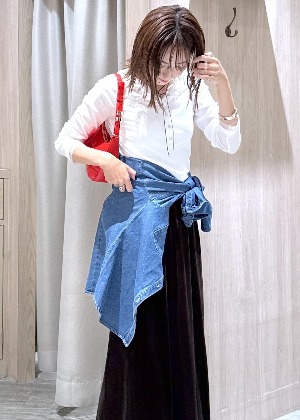 ホワイト系のTシャツ/カットソー、ブラウン系のスカート、ブルー系のシャツ/ブラウスを着用したレディースの秋コーディネートの4枚目の写真