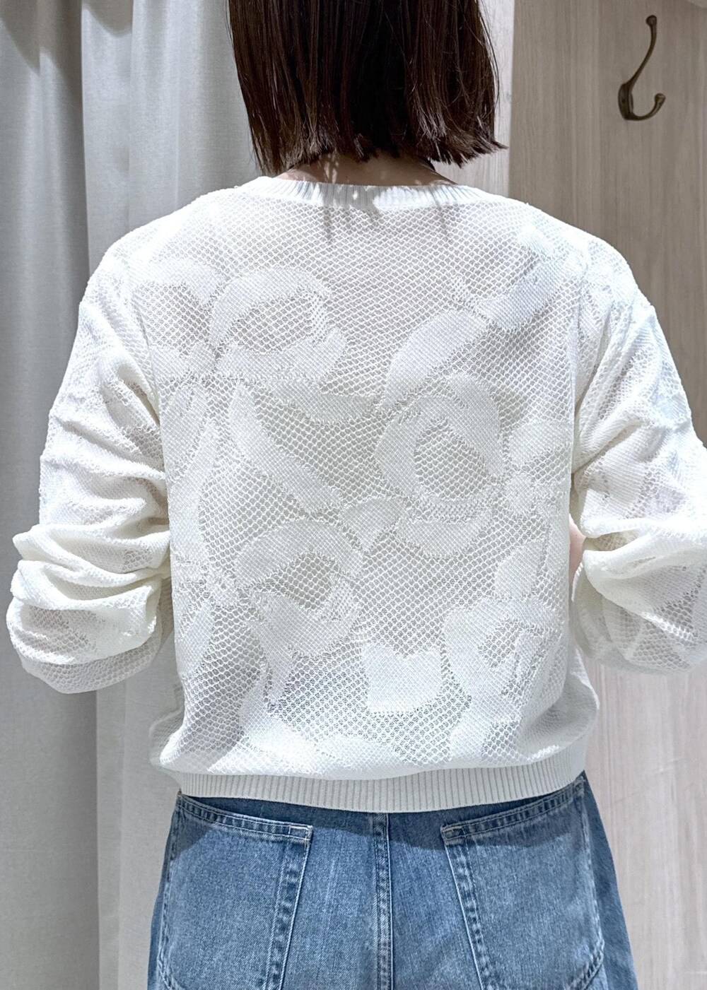 ブラック系のショルダーバッグ、ブルー系のデニムパンツ、グレー系のテーラードジャケットを着用したレディースの春コーディネートの10枚目の写真