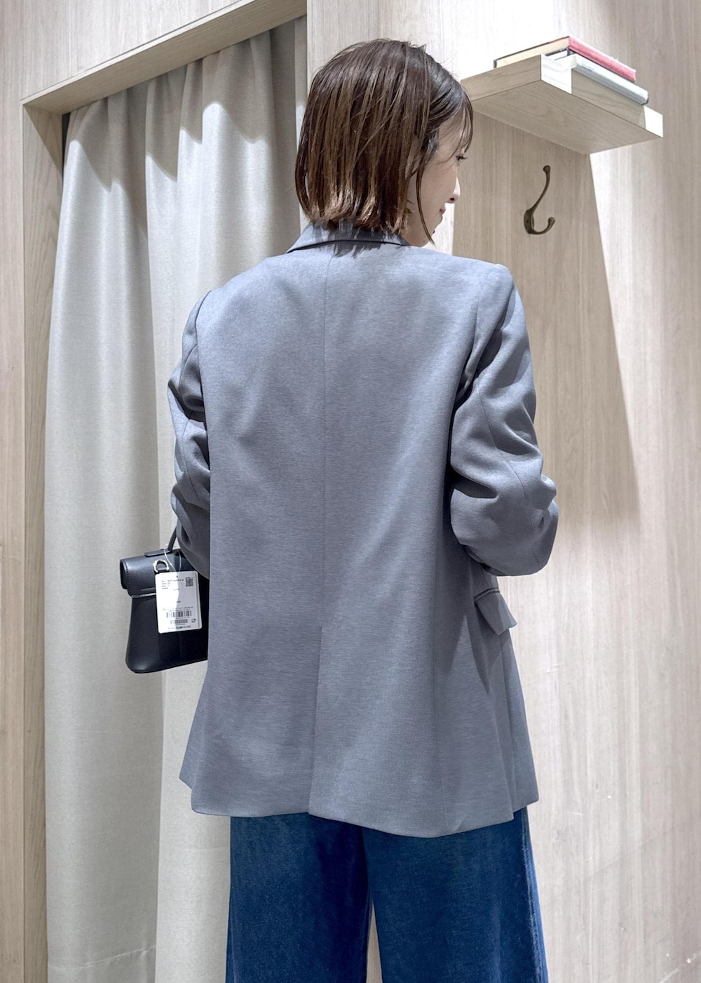 ブラック系のショルダーバッグ、グレー系のテーラードジャケット、ホワイト系のTシャツ/カットソーを着用したレディースの冬コーディネートの9枚目の写真