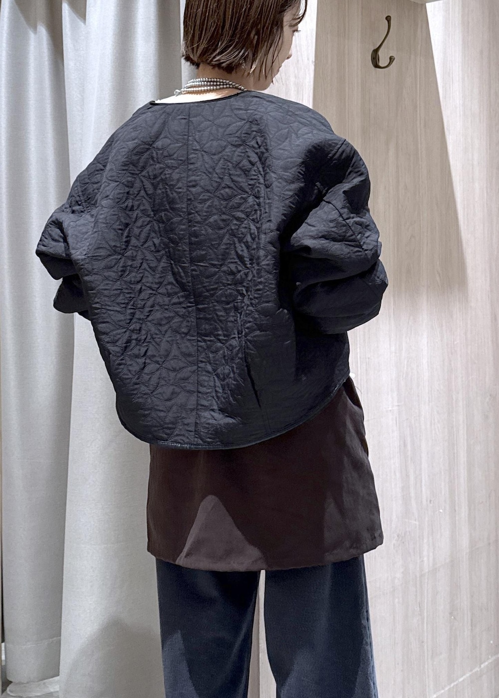 ピンク系のボストンバッグ、ブラック系のブーツ、ブラック系のブルゾンを着用したレディースの秋コーディネートの7枚目の写真