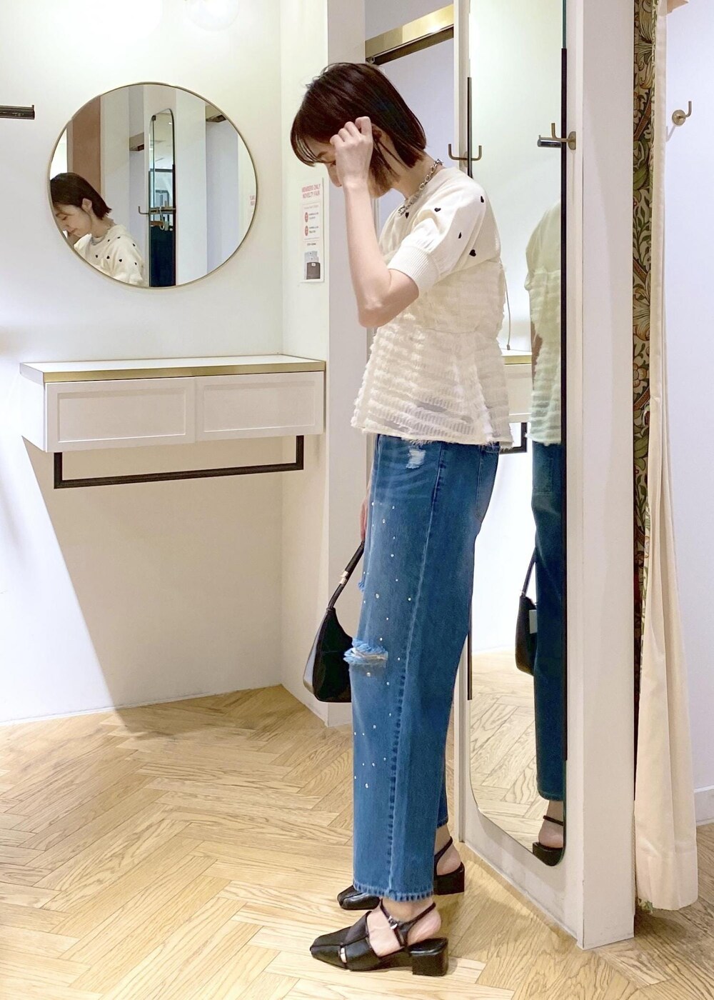 ブラック系のサンダル、ホワイト系のキャミソール、ホワイト系のニット/セーターを着用したレディースの春コーディネートの2枚目の写真