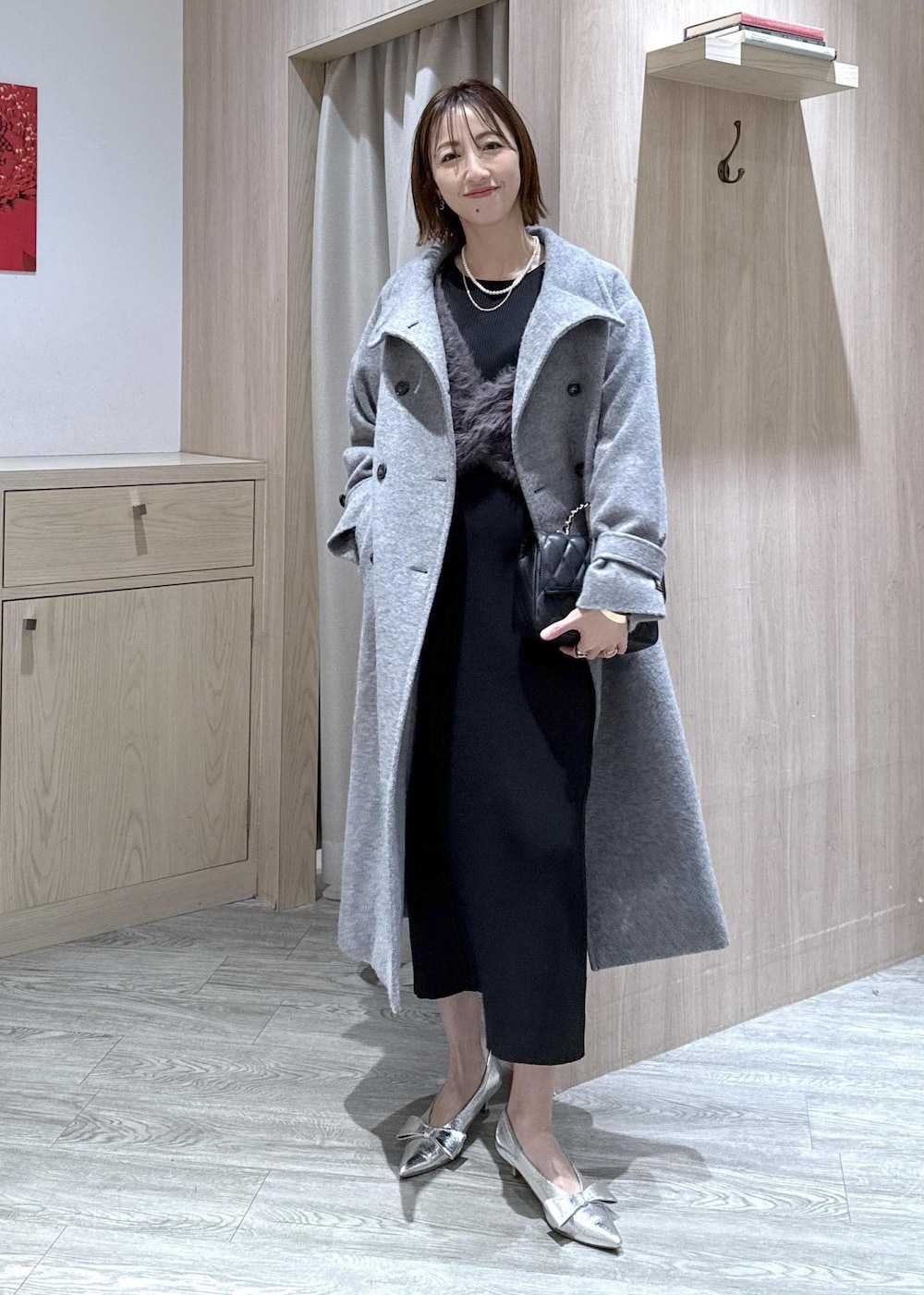 シルバー系のパンプス、グレー系のその他アウター、グレー系のワンピースを着用したレディースの冬コーディネートの2枚目の写真