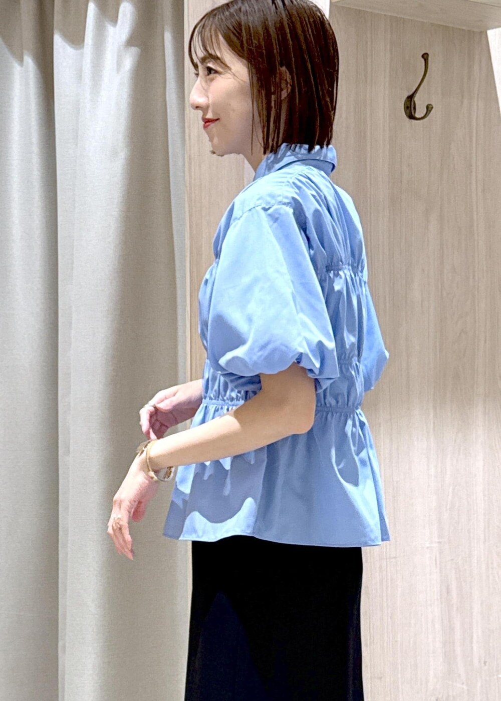 ホワイト系のカーディガン/ボレロ、ブラック系のショルダーバッグ、シルバー系のパンプスを着用したレディースの春コーディネートの8枚目の写真