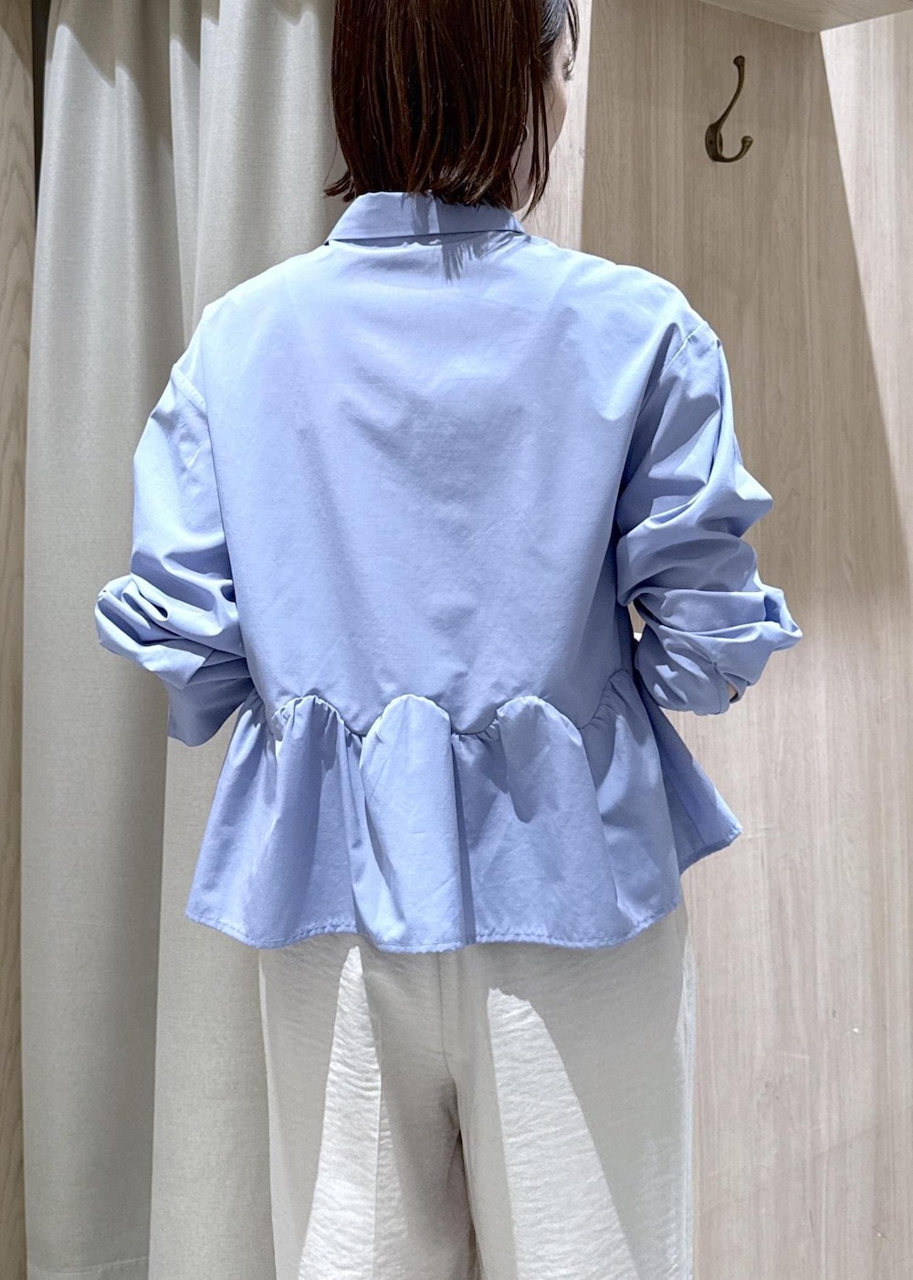 ホワイト系のパンプス、ホワイト系のその他パンツ、ホワイト系のトートバッグを着用したレディースの春コーディネートの8枚目の写真