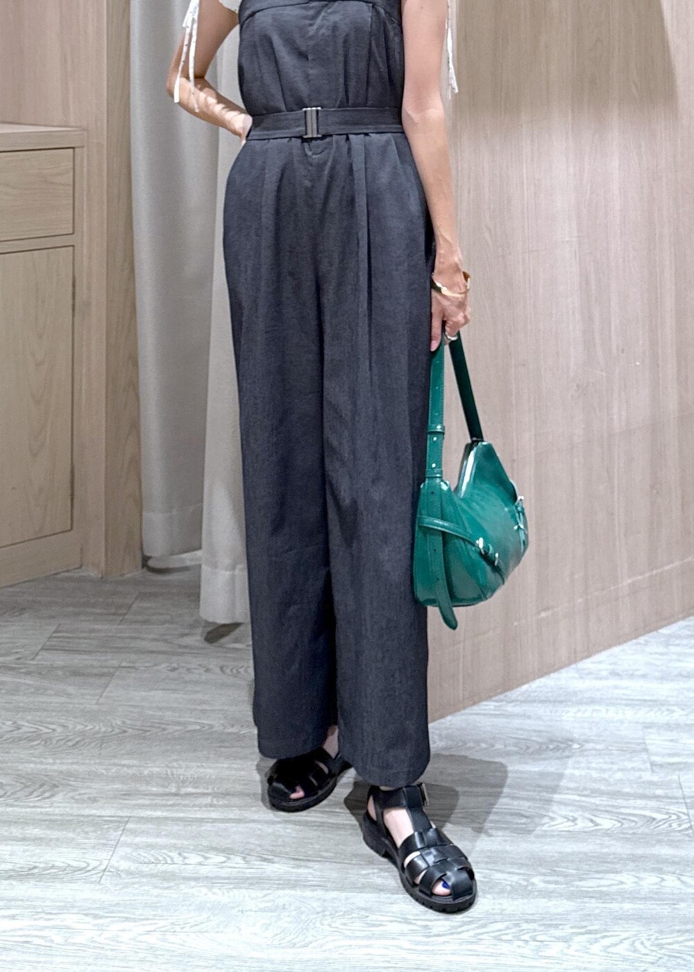 ホワイト系のキャミソール、ホワイト系のシャツ/ブラウス、グリーン系のハンドバッグを着用したレディースの夏コーディネートの6枚目の写真