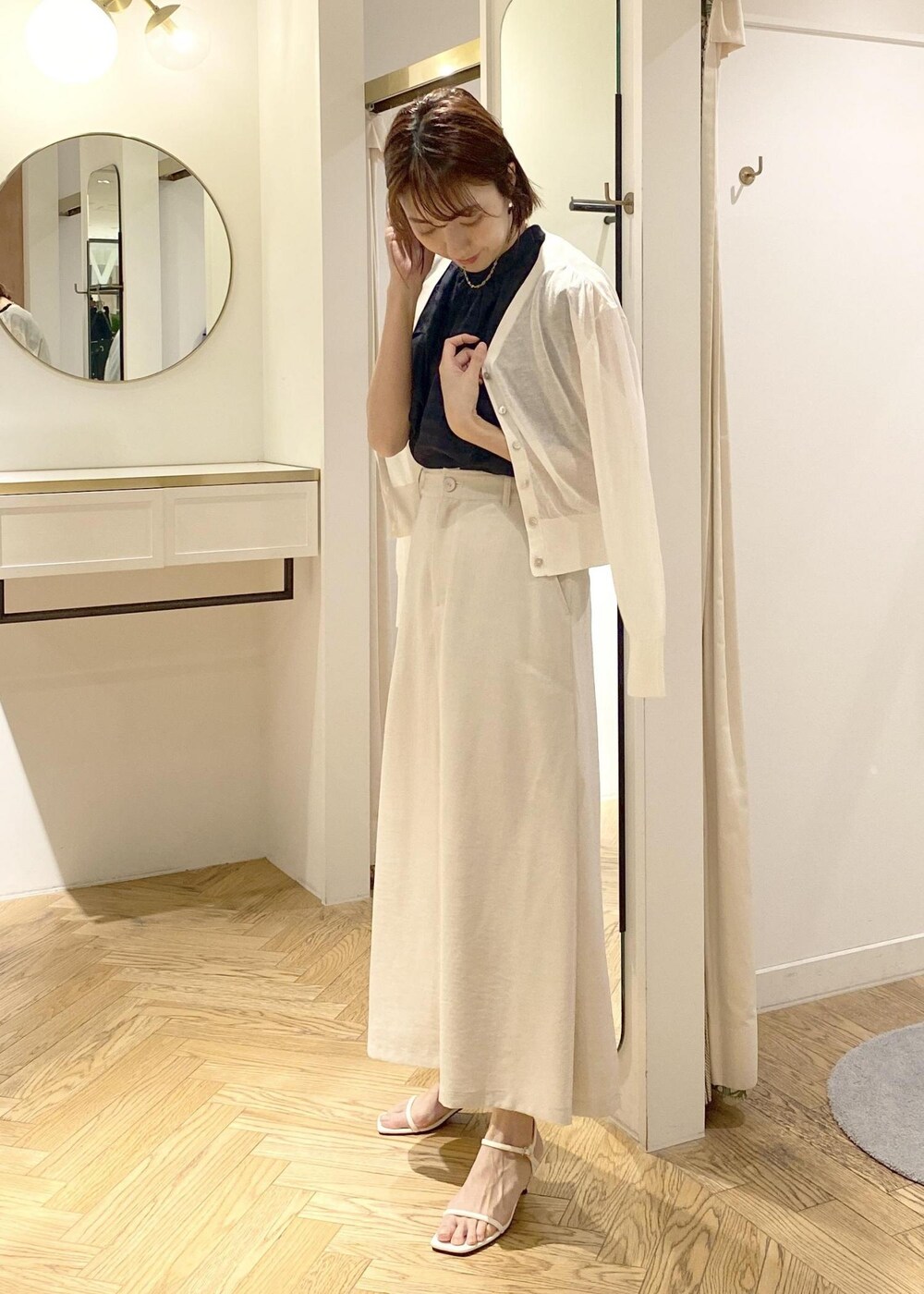 ホワイト系のサンダル、ホワイト系のスカート、ブルー系のシャツ/ブラウスを着用したレディースの春コーディネートの5枚目の写真