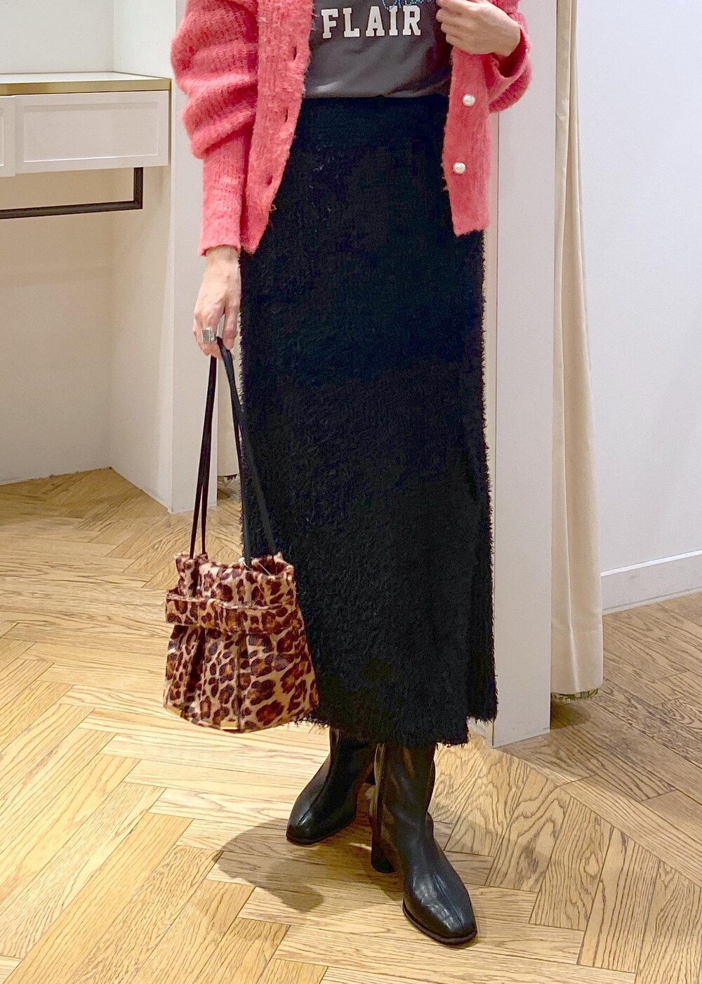 ブラック系のスカート、その他のショルダーバッグ、ブラック系のTシャツ/カットソーを着用したレディースの秋コーディネートの5枚目の写真