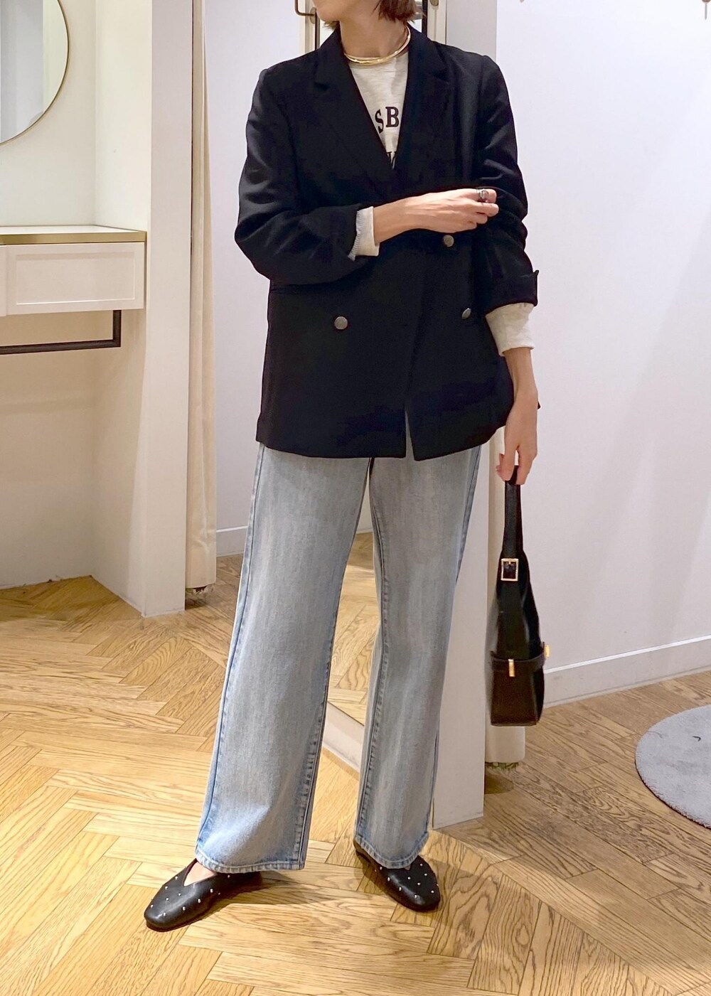 ブラック系のバレエシューズ、ホワイト系のスウェット、ブラック系のテーラードジャケットを着用したレディースの秋コーディネートの3枚目の写真