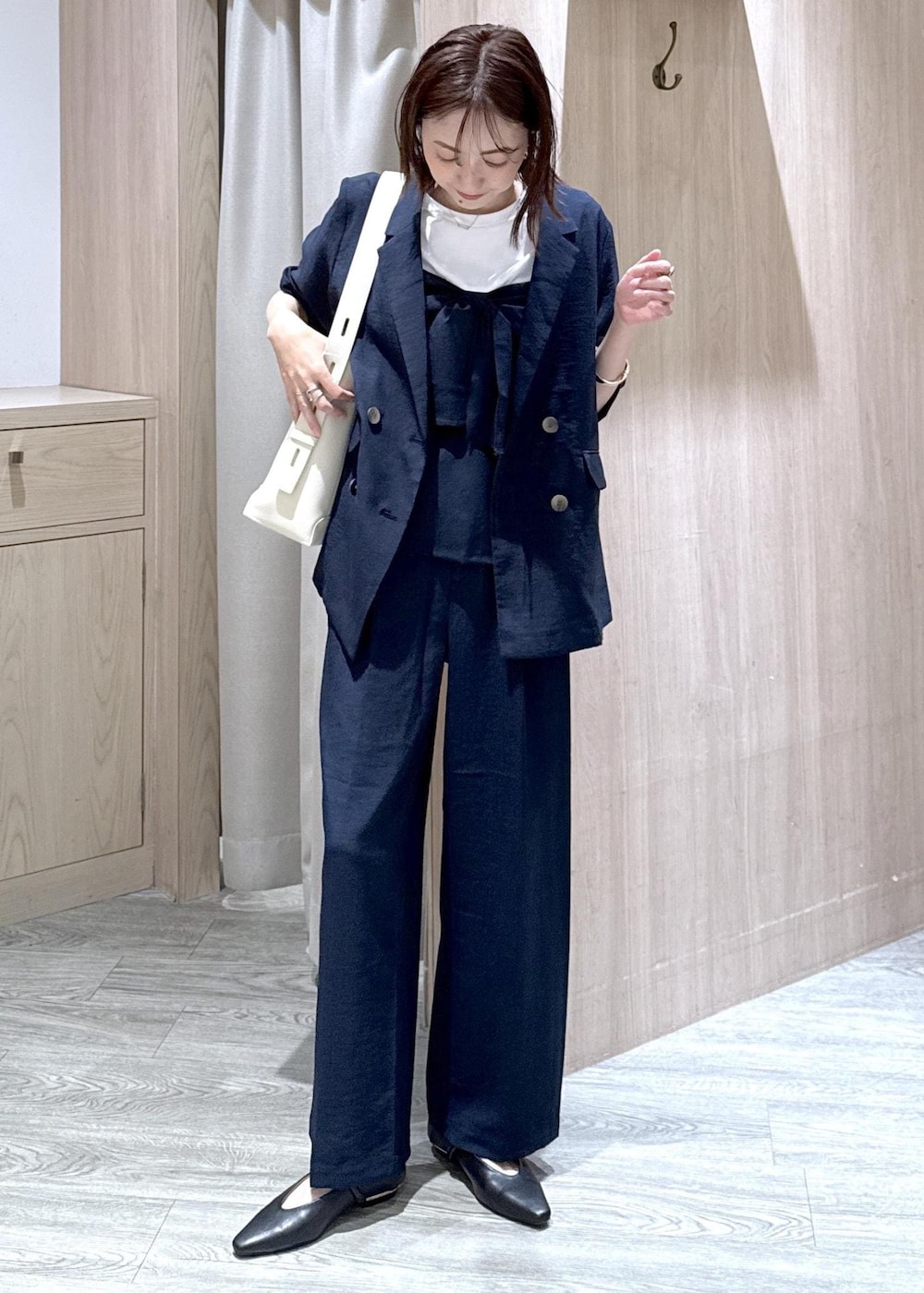 ブラック系のパンプス、ブルー系のその他パンツ、ブルー系のTシャツ/カットソーを着用したレディースの春コーディネートの8枚目の写真