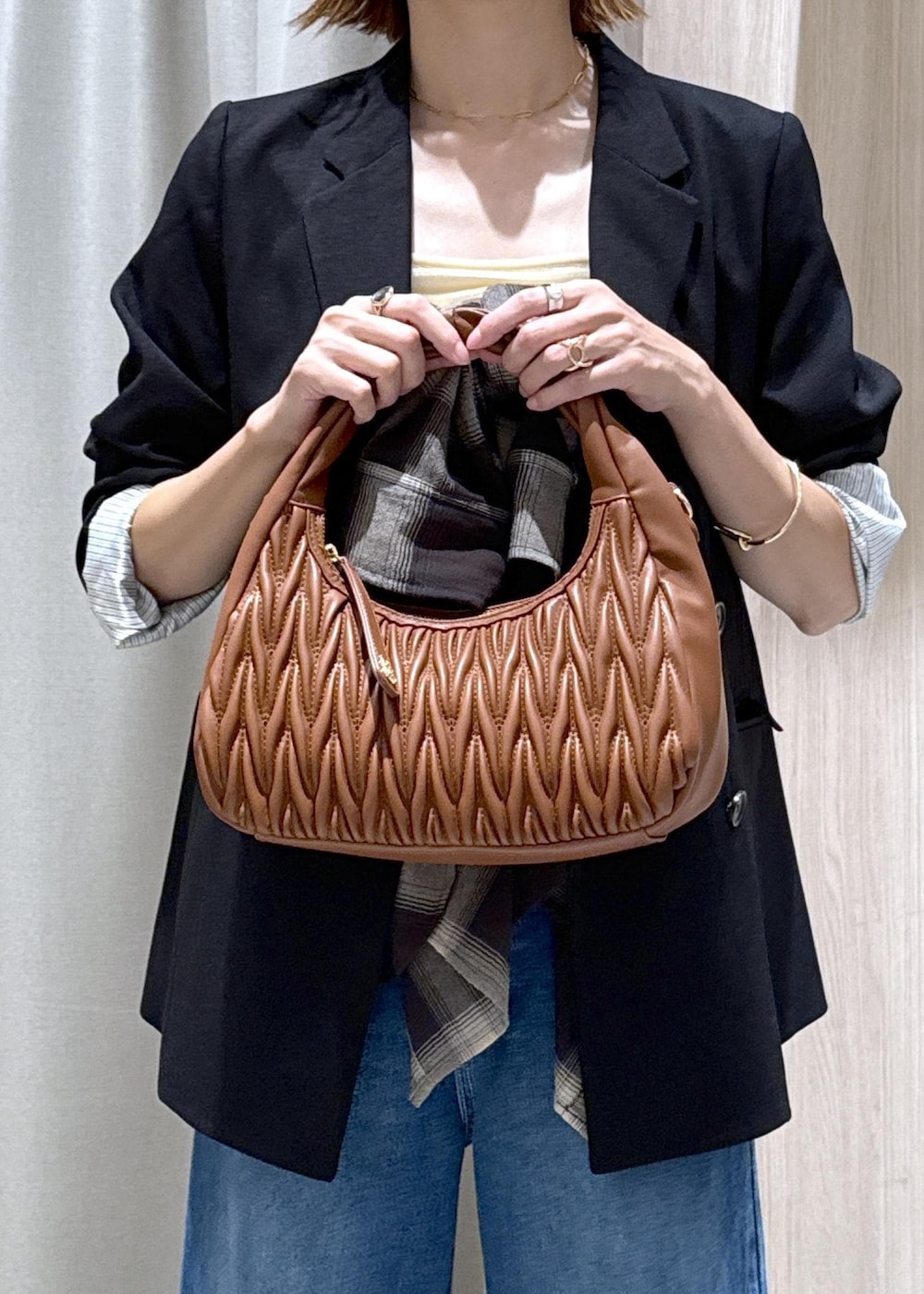 ブルー系のデニムパンツ、ブラック系のシャツ/ブラウス、イエロー系のパンプスを着用したレディースの秋コーディネートの7枚目の写真