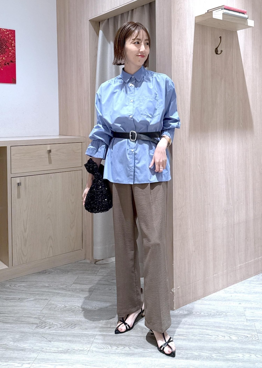 「大人シンプル、キレイめカジュアル、楽ちんコーデ、オーバーシャツ、シャツコーデ、ワイドパンツコーデ、大人女子、春コーデ、初夏コーデ、お仕事コーデ、お出かけコーデ、旅行コーデ、推し活コーデ、女子会コーデ、大人カジュアル」｜「VISのニュアンスリングベルト（ベルト、ブラック系）」を使った、eric08さん（レディース・166cm）の春コーディネートの2枚目の写真