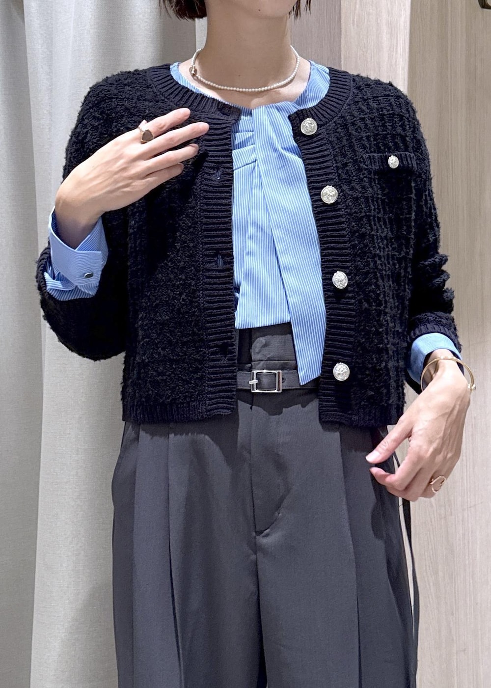 ブラック系のハンドバッグ、ブルー系のカーディガン/ボレロ、グレー系のその他パンツを着用したレディースの秋コーディネートの6枚目の写真