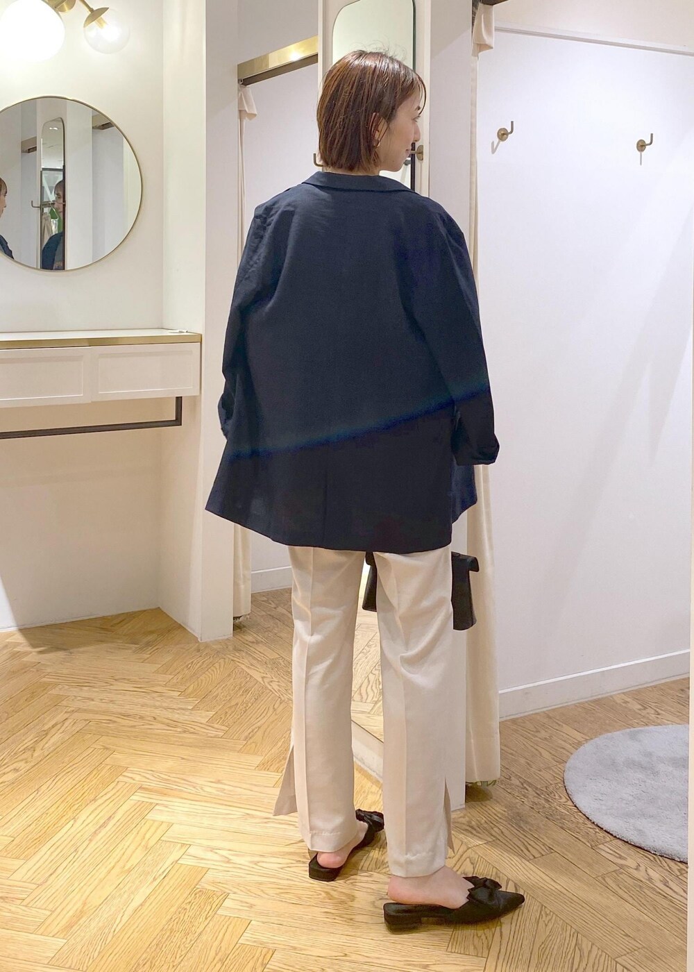 ブルー系のテーラードジャケット、ホワイト系のスラックス、その他のショルダーバッグを着用したレディースの夏コーディネートの10枚目の写真