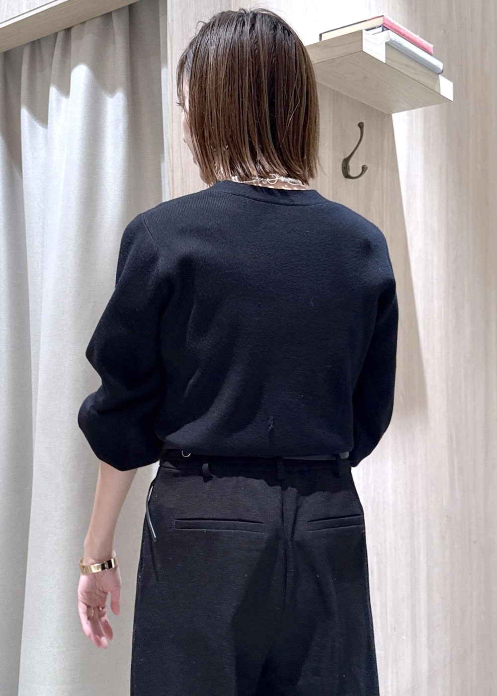 ブラック系のスラックス、ブラック系のテーラードジャケット、ブラック系のショルダーバッグを着用したレディースの冬コーディネートの9枚目の写真