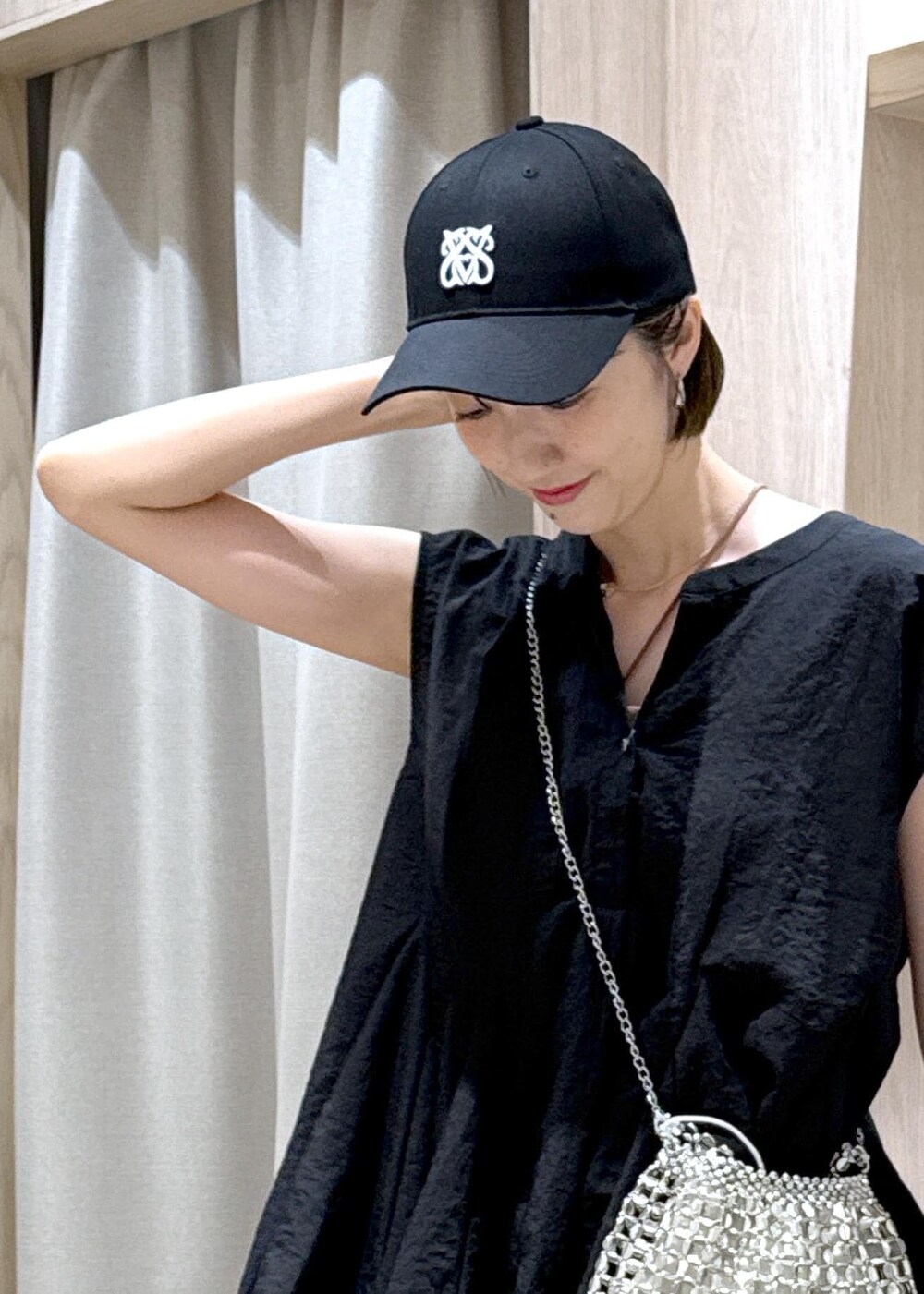 ブラック系のサンダル、ブラック系のシャツ/ブラウス、ホワイト系のスラックスを着用したレディースの夏コーディネートの8枚目の写真