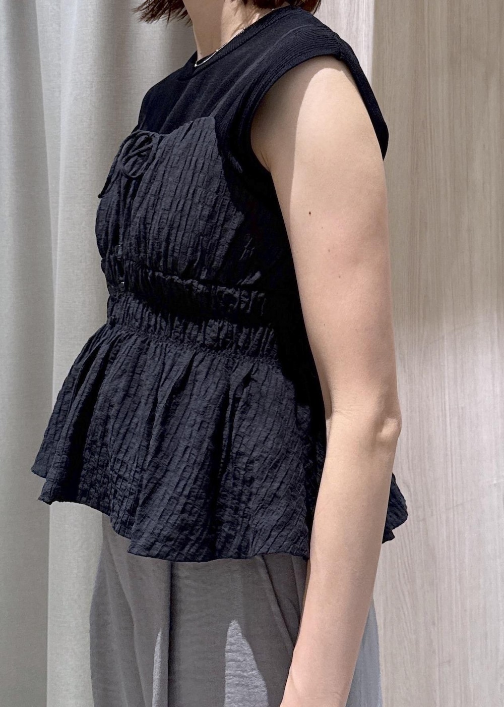 ブラック系のショルダーバッグ、グレー系のその他パンツ、ブラック系のパンプスを着用したレディースの夏コーディネートの6枚目の写真