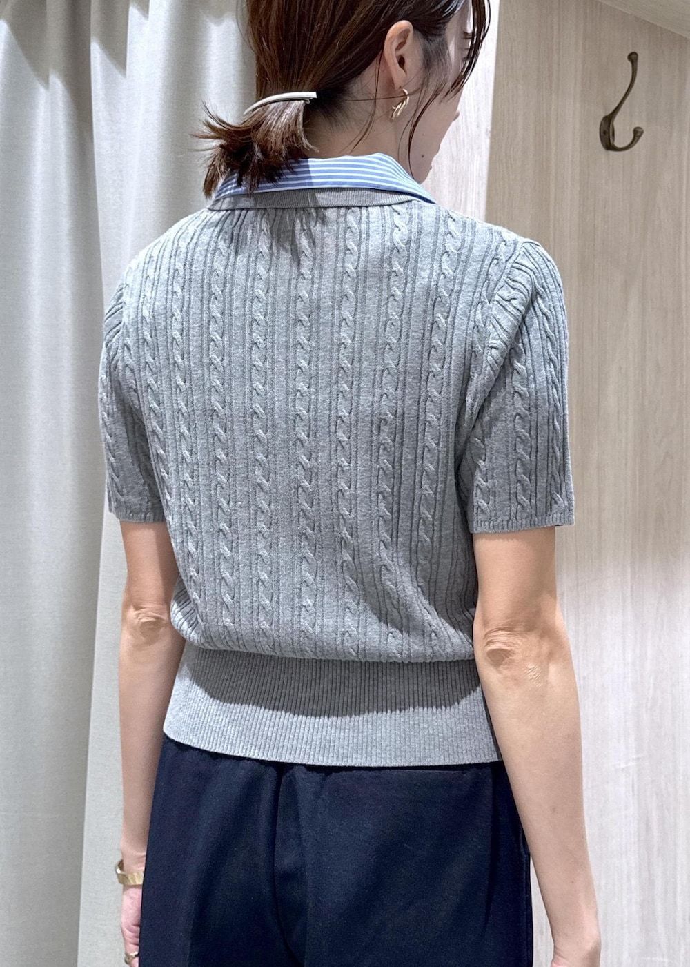 グレー系のカーディガン/ボレロ、ブルー系のその他パンツ、ブラック系のビジネスバッグを着用したレディースの夏コーディネートの8枚目の写真