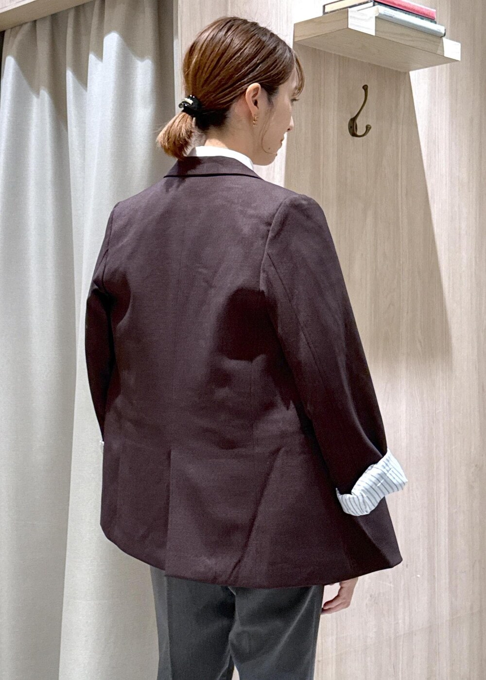 ブラック系のハンドバッグ、ブラック系のパンプス、ホワイト系のシャツ/ブラウスを着用したレディースの秋コーディネートの10枚目の写真