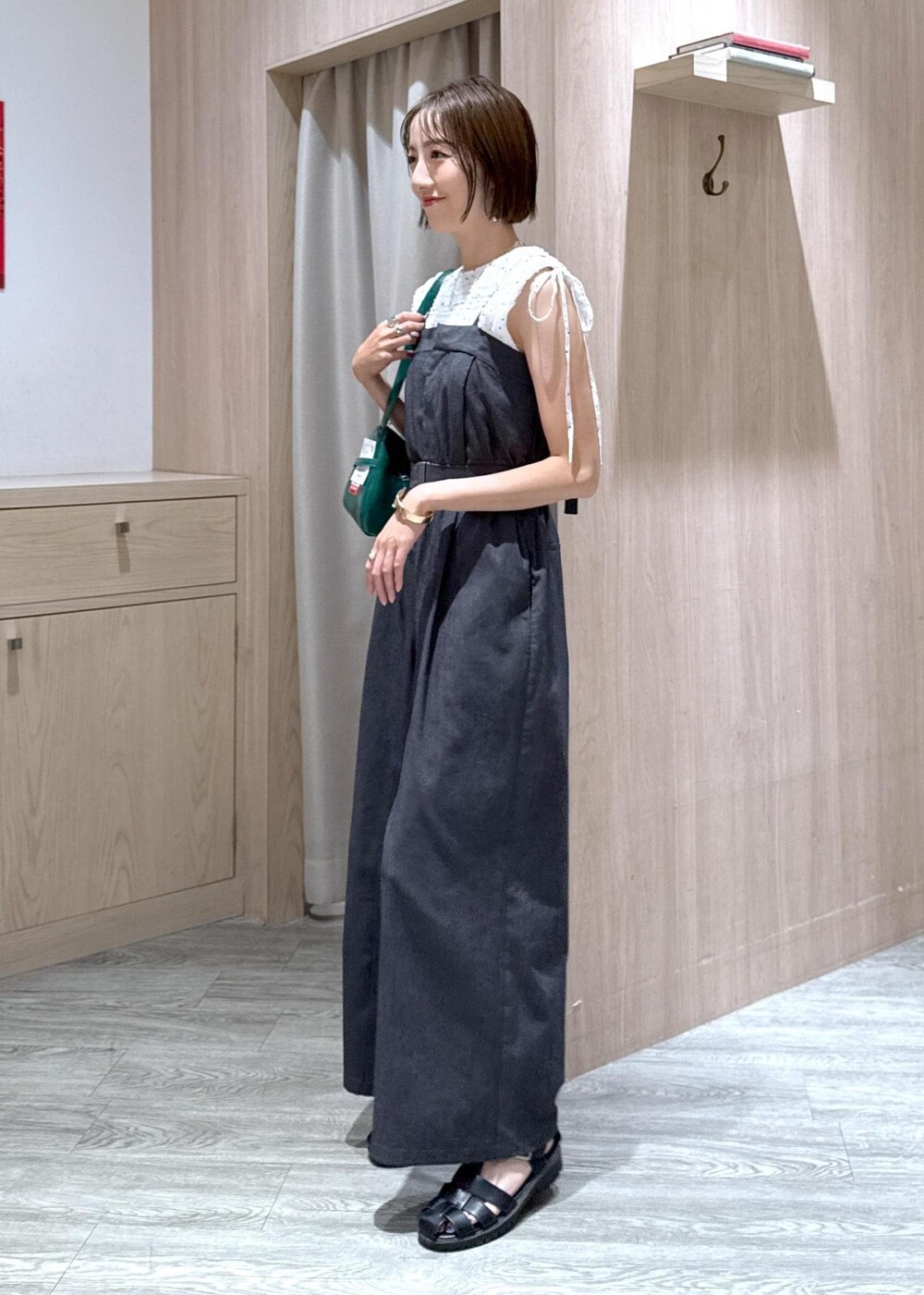 ホワイト系のキャミソール、ホワイト系のシャツ/ブラウス、グリーン系のハンドバッグを着用したレディースの夏コーディネートの3枚目の写真