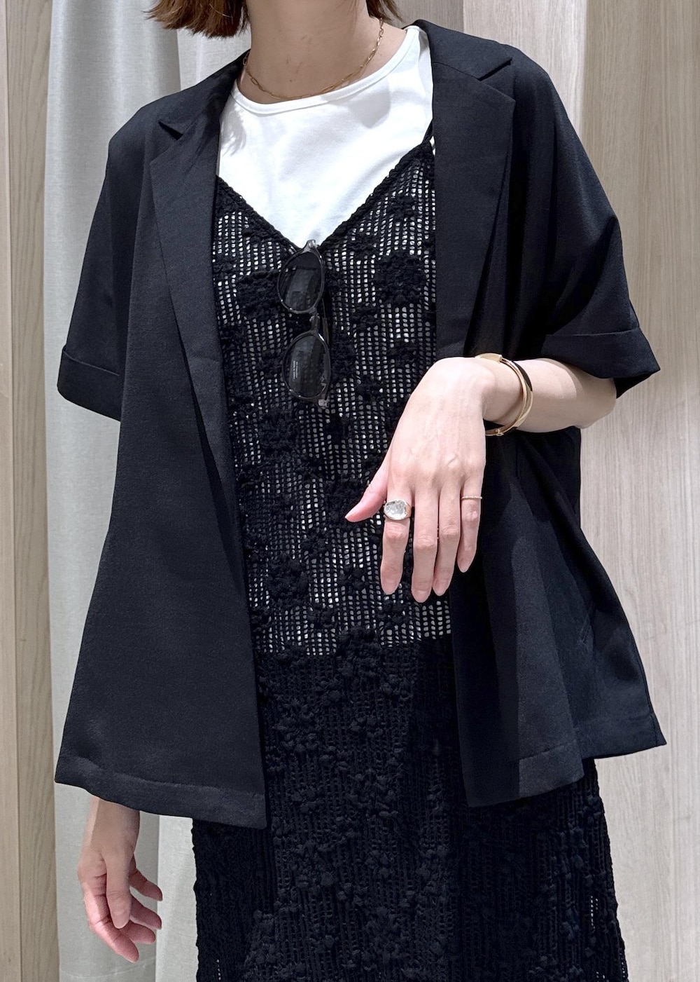 ブラック系のテーラードジャケット、ブラック系のショルダーバッグ、ホワイト系のTシャツ/カットソーを着用したレディースの春コーディネートの5枚目の写真